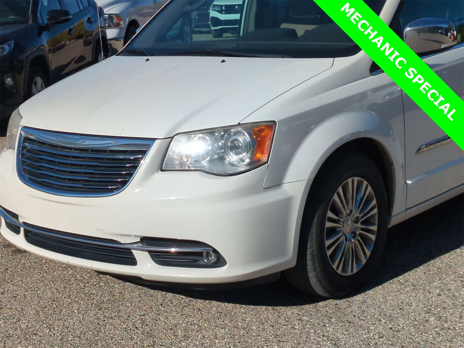 Thumbnail: 2011 Chrysler Town & Country - 11