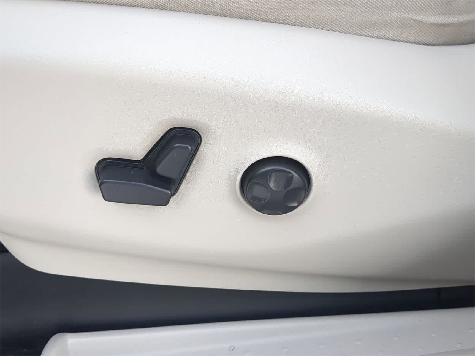 Thumbnail: 2020 Chrysler Pacifica - 17