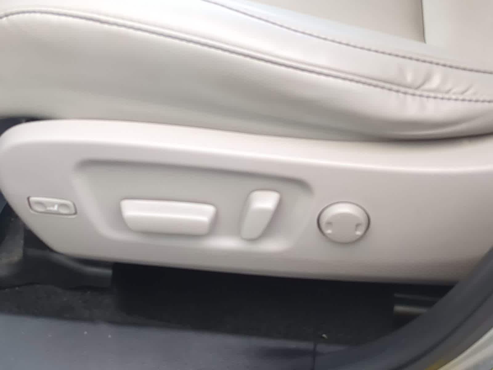 Thumbnail: 2019 Toyota Highlander - 17
