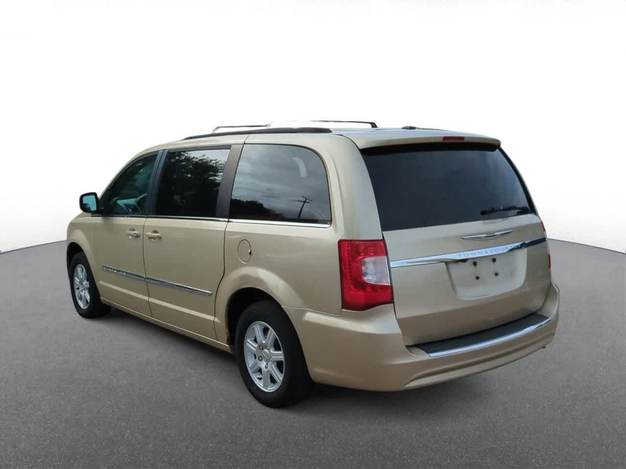 Thumbnail: 2011 Chrysler Town & Country - 6
