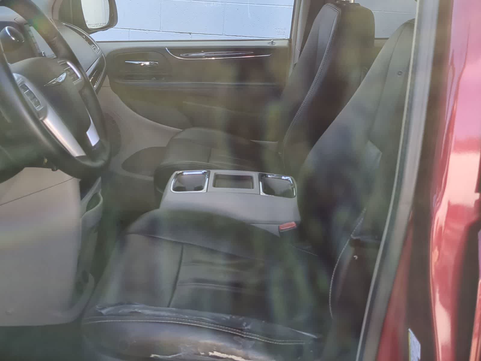 Thumbnail: 2014 Chrysler Town & Country - 16