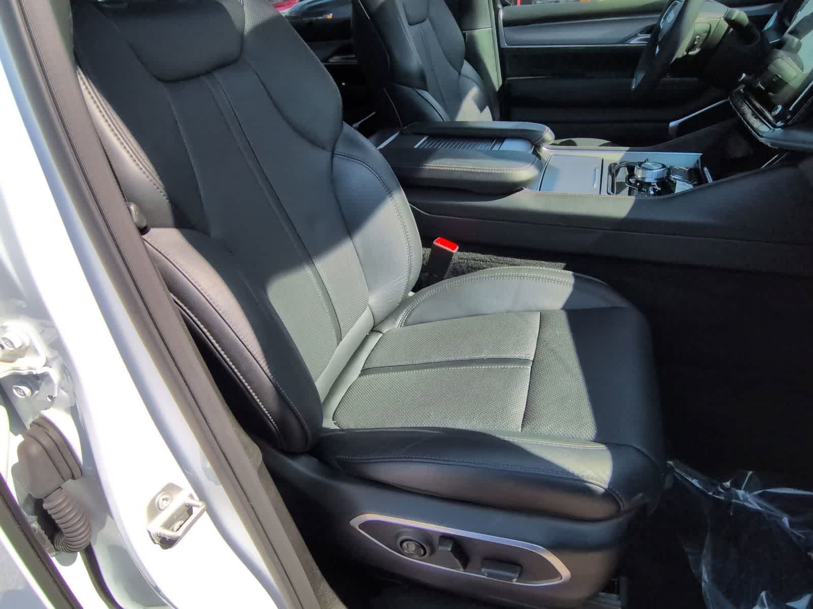 Thumbnail: 2024 Jeep Wagoneer - 23