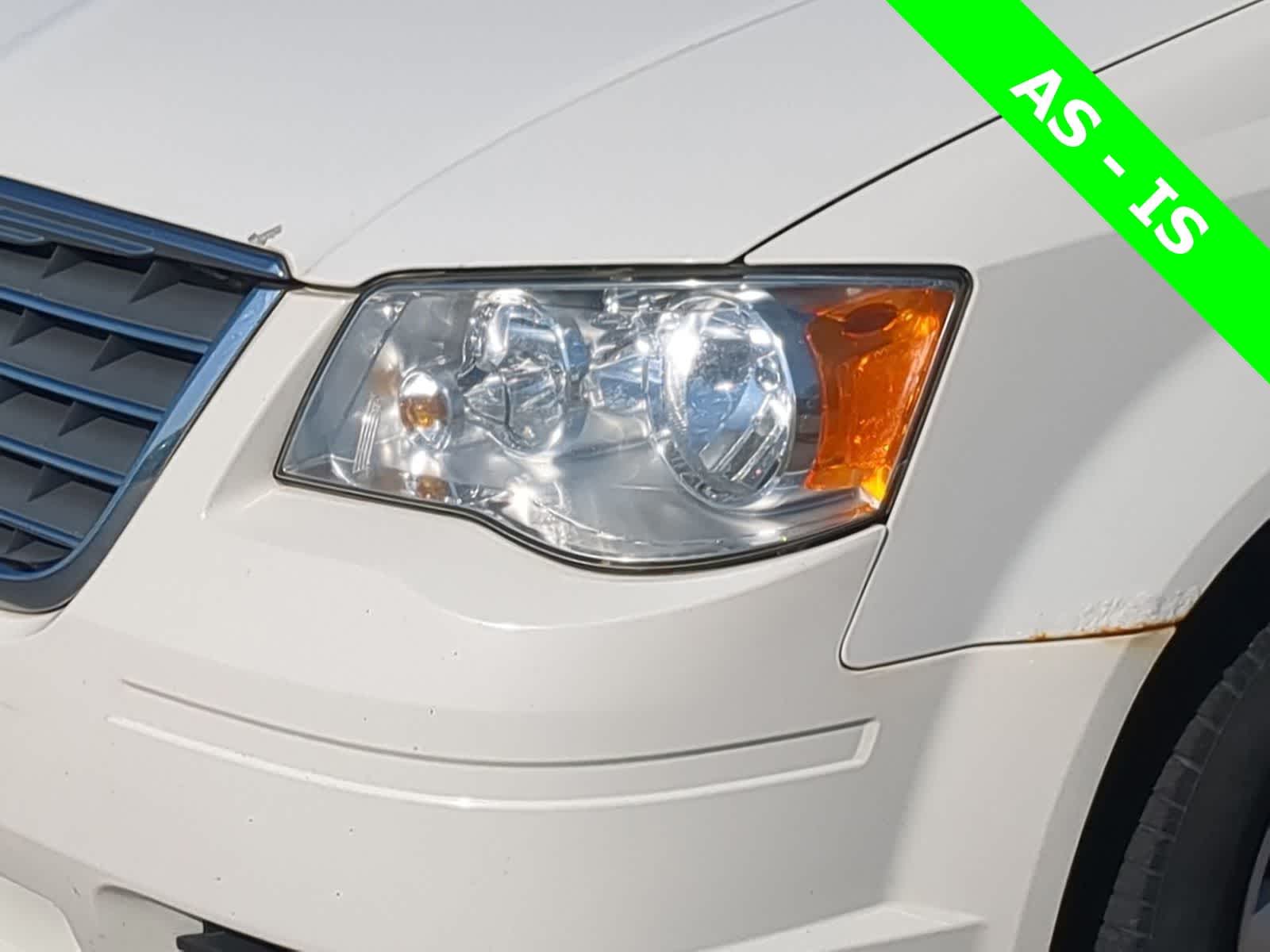 Thumbnail: 2010 Chrysler Town & Country - 11