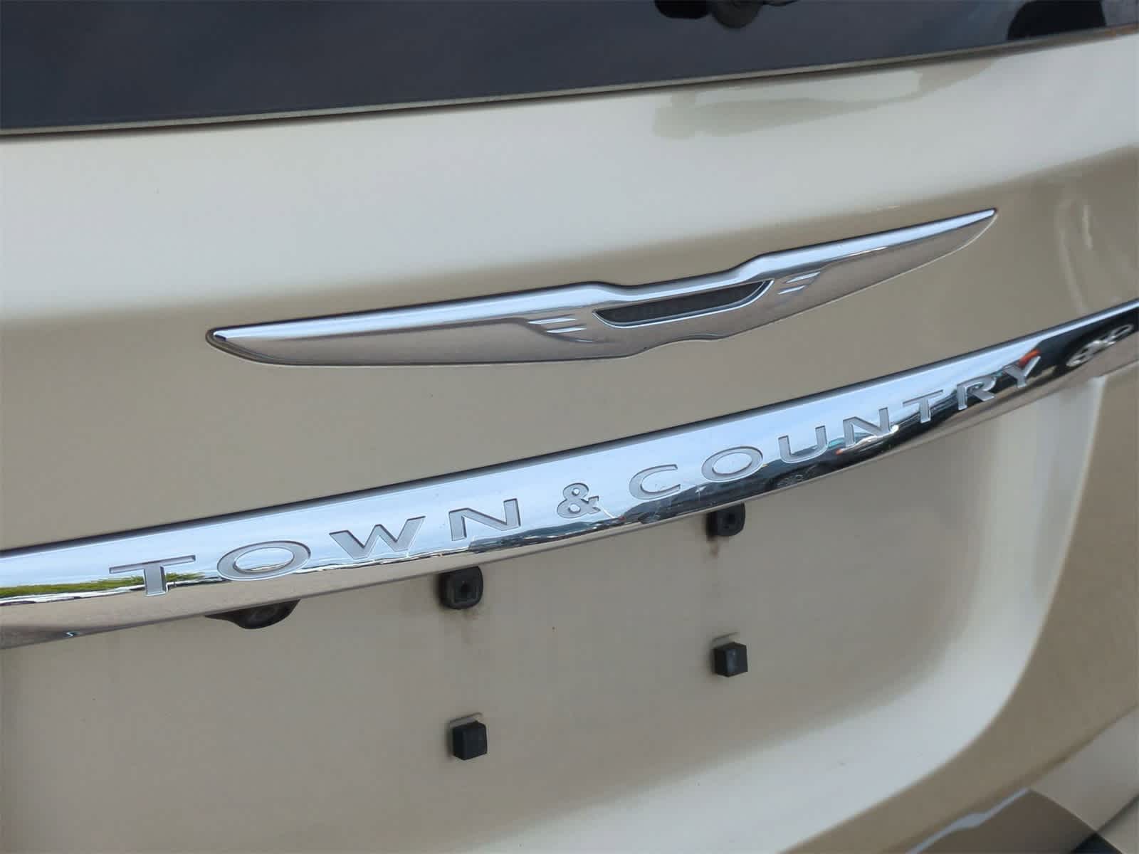 Thumbnail: 2011 Chrysler Town & Country - 11