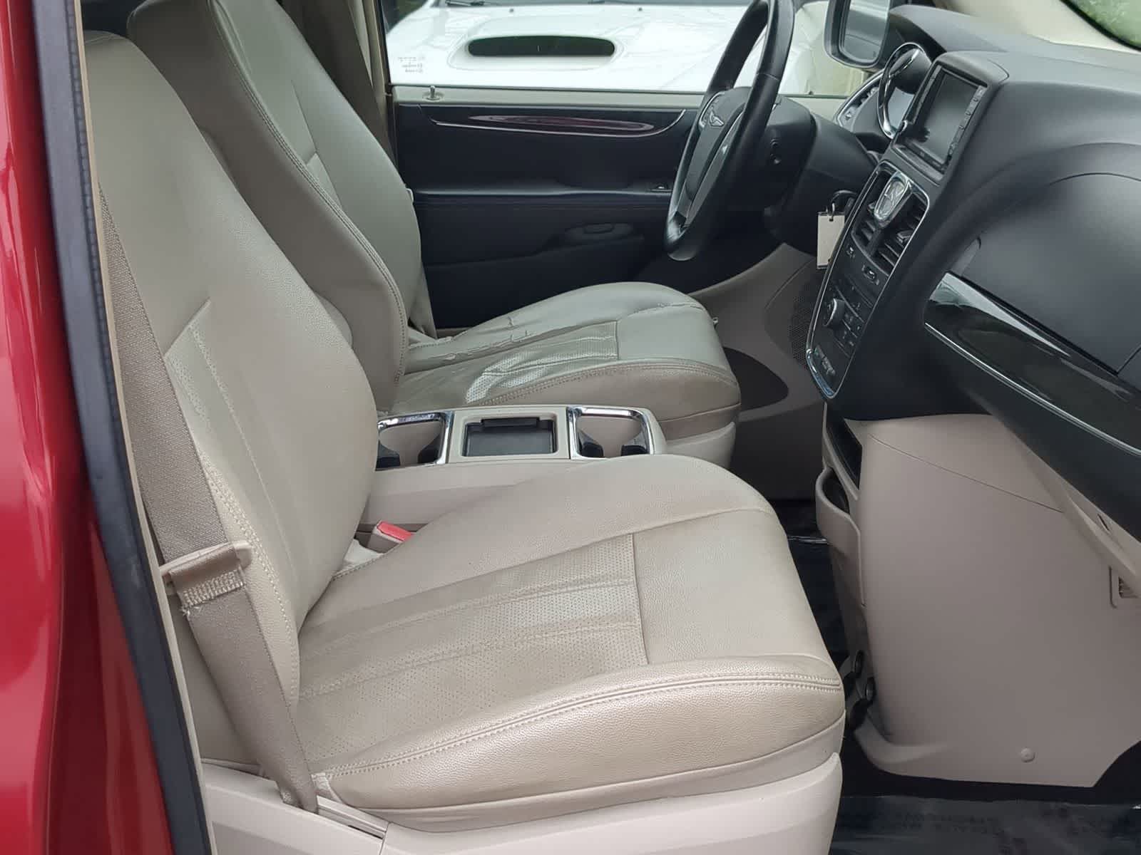Thumbnail: 2013 Chrysler Town & Country - 21