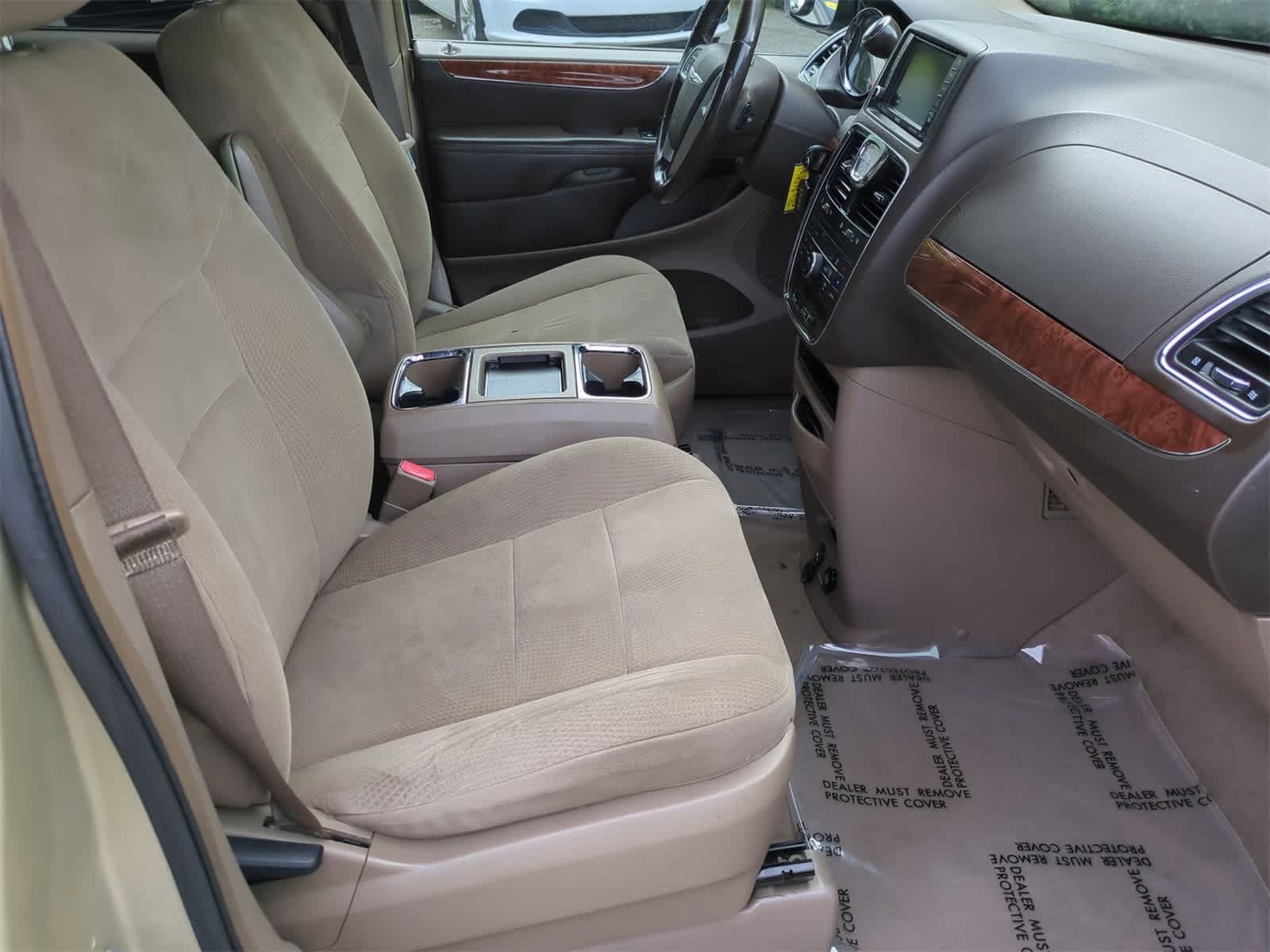 Thumbnail: 2011 Chrysler Town & Country - 18
