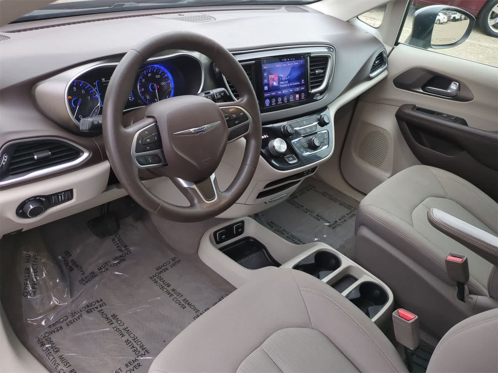 Thumbnail: 2017 Chrysler Pacifica - 10