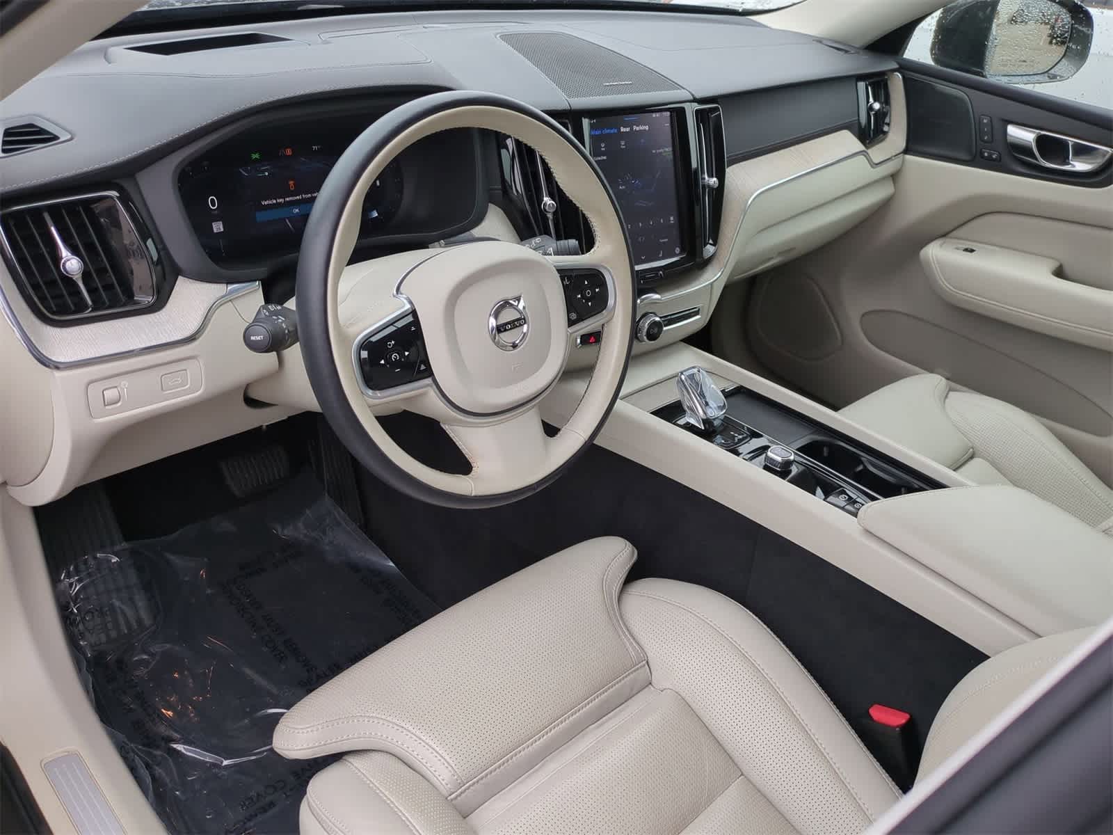Thumbnail: 2022 Volvo XC60 - 10