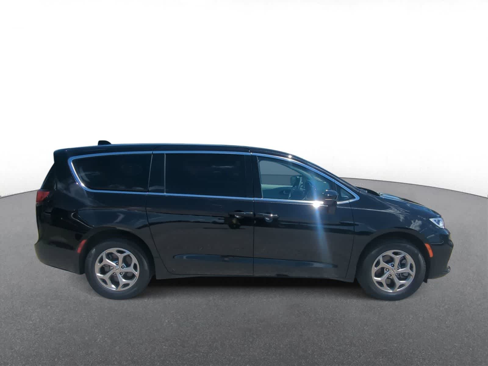 Thumbnail: 2024 Chrysler Pacifica - 9