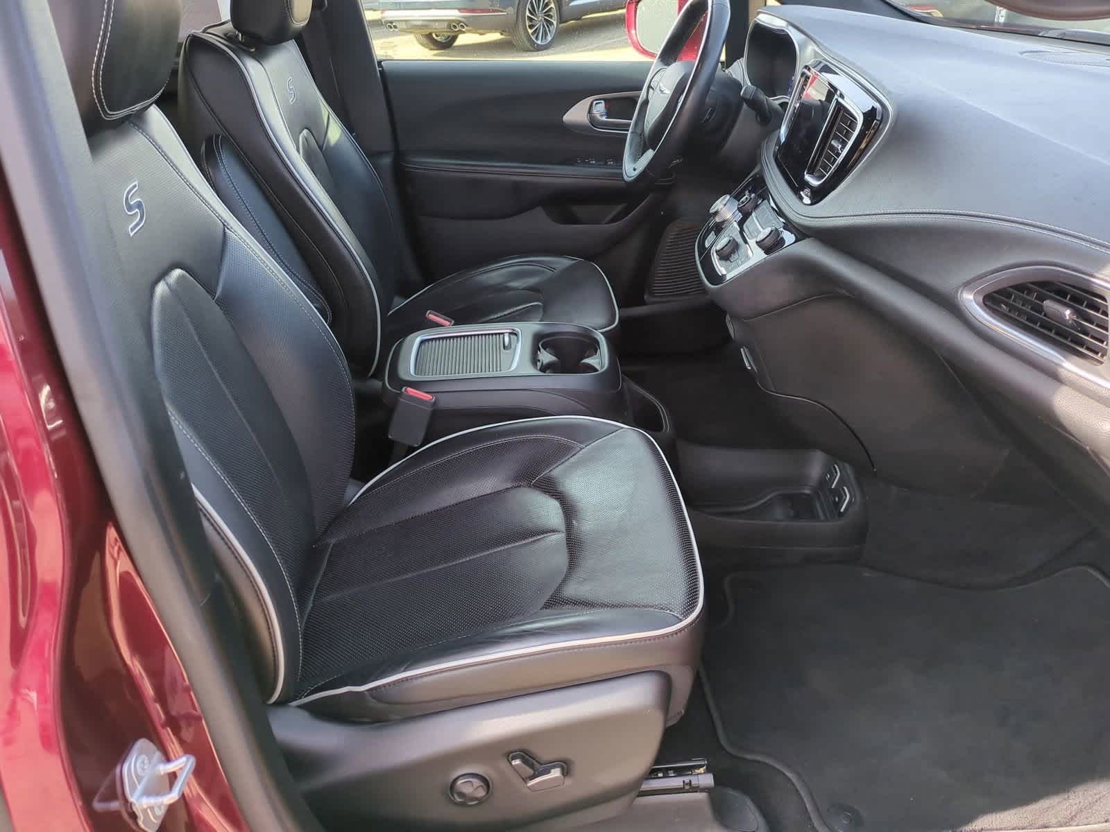 Thumbnail: 2019 Chrysler Pacifica - 20