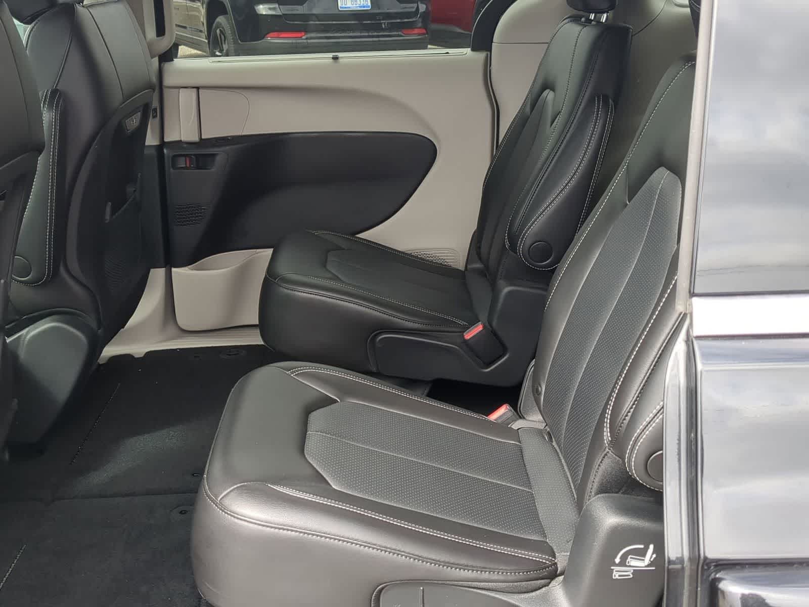 Thumbnail: 2023 Chrysler Pacifica - 18