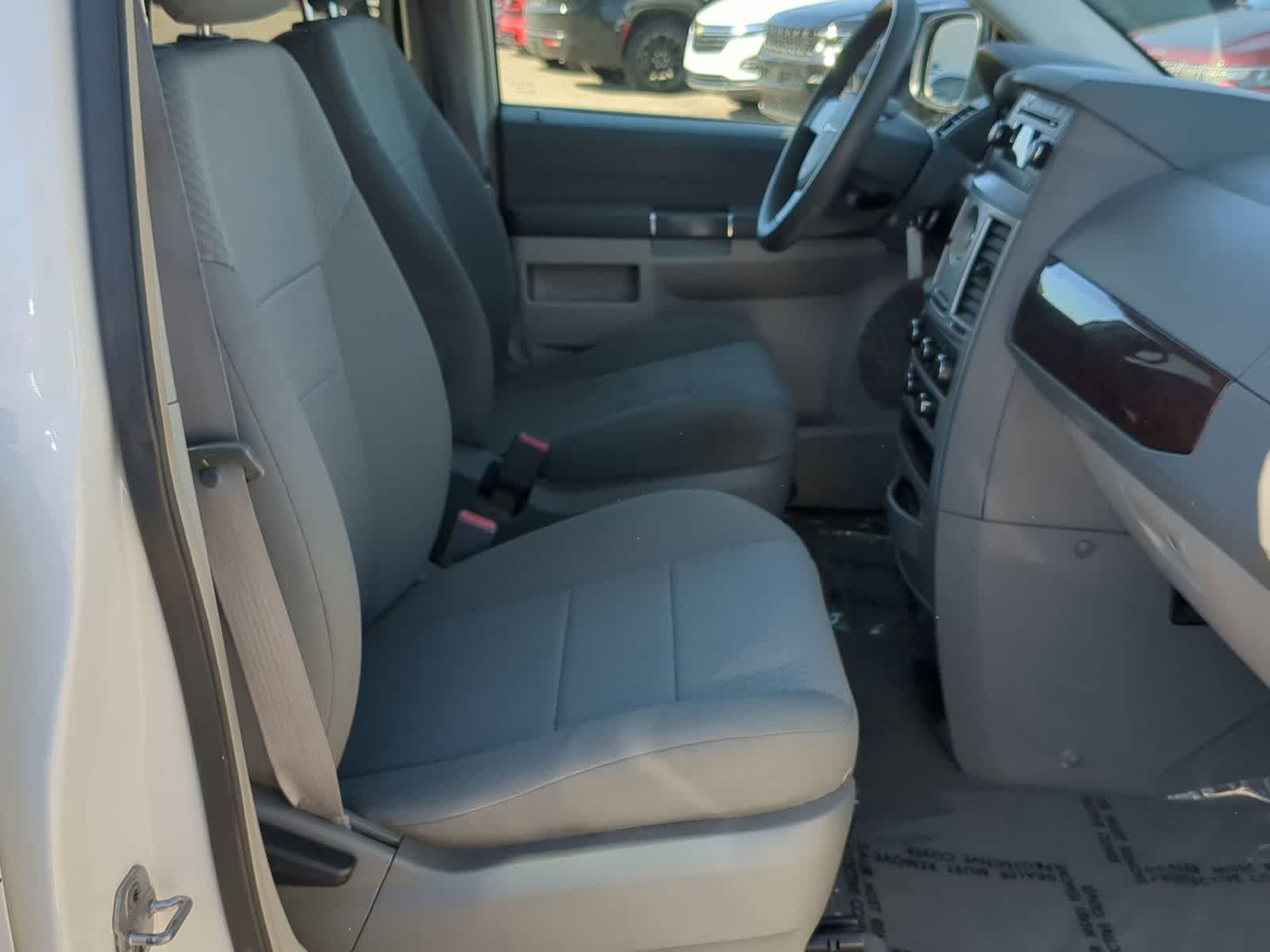 Thumbnail: 2010 Chrysler Town & Country - 21