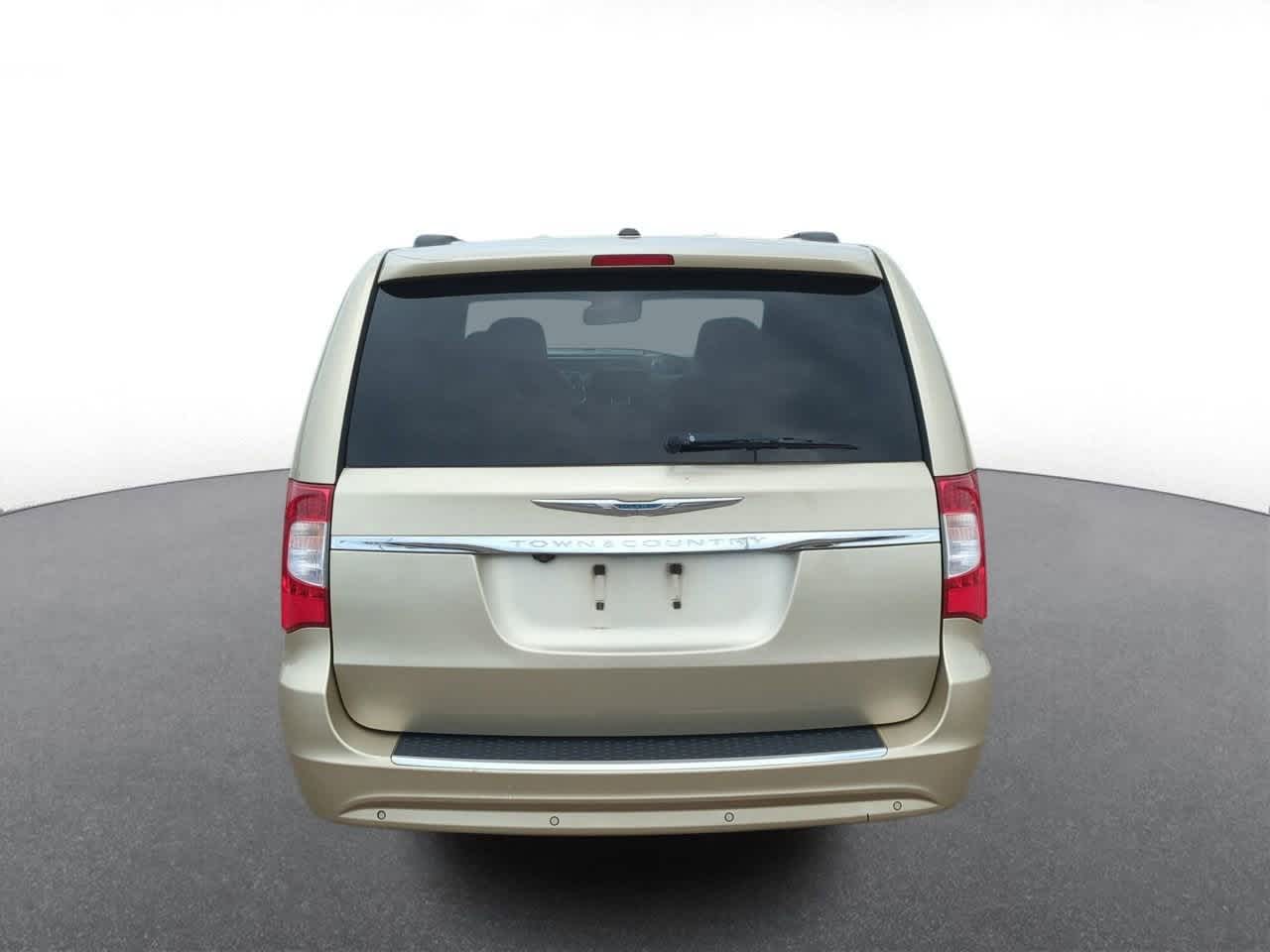 Thumbnail: 2011 Chrysler Town & Country - 7