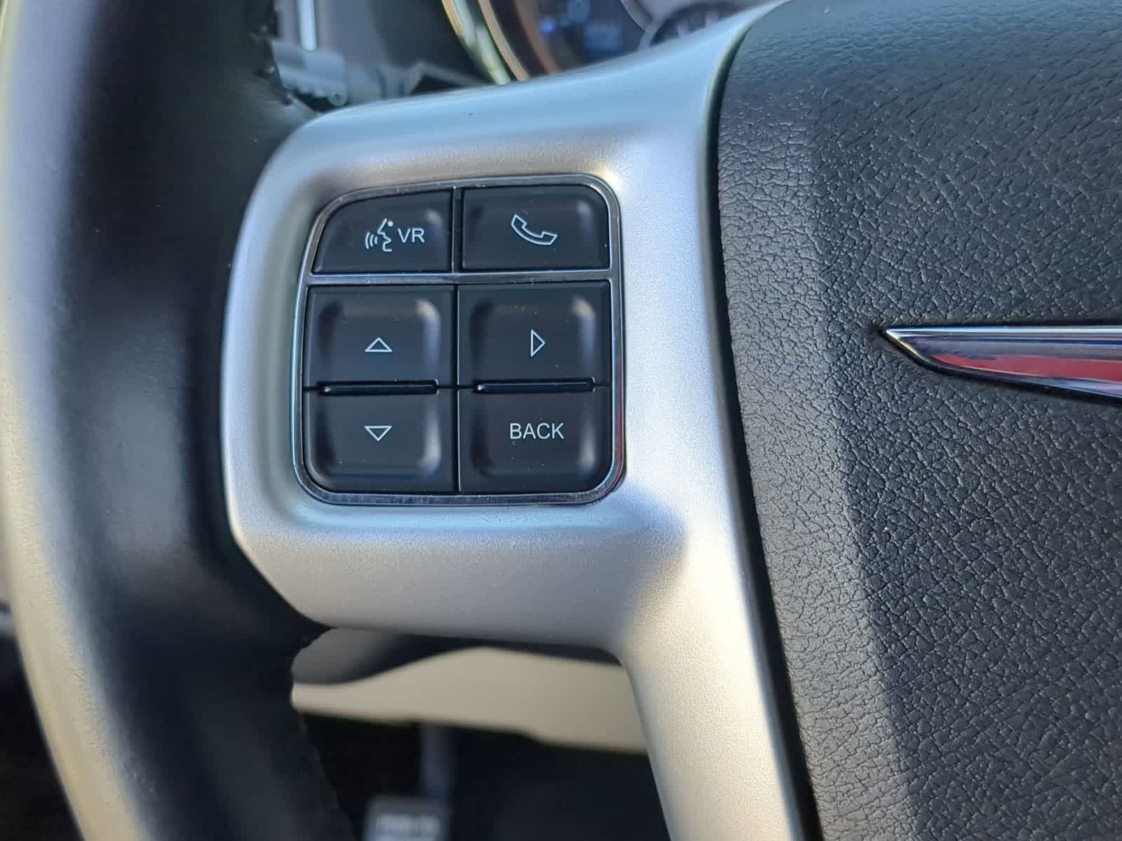 Thumbnail: 2014 Chrysler Town & Country - 23