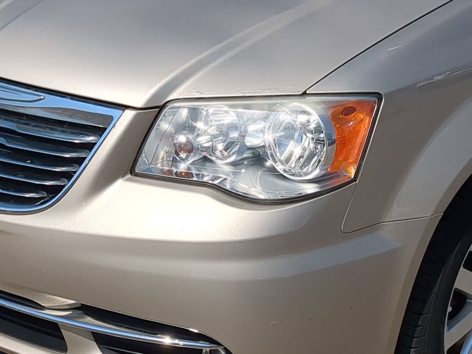 Thumbnail: 2013 Chrysler Town & Country - 11