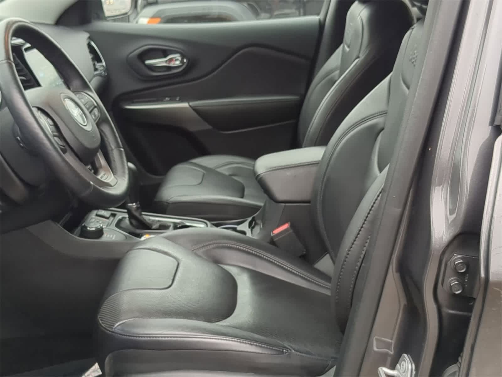 Thumbnail: 2019 Jeep Cherokee - 23