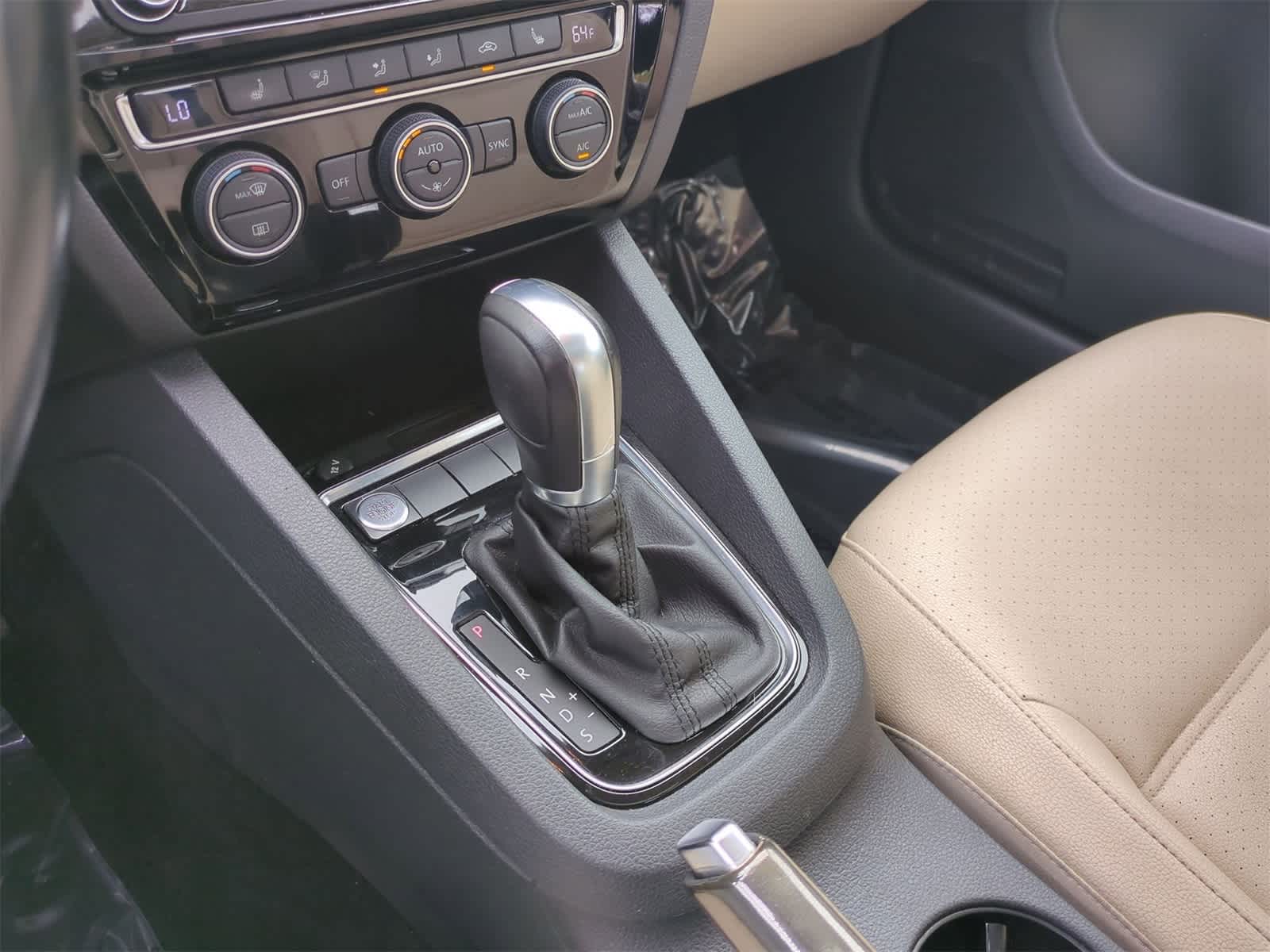 Thumbnail: 2017 Volkswagen Jetta - 32