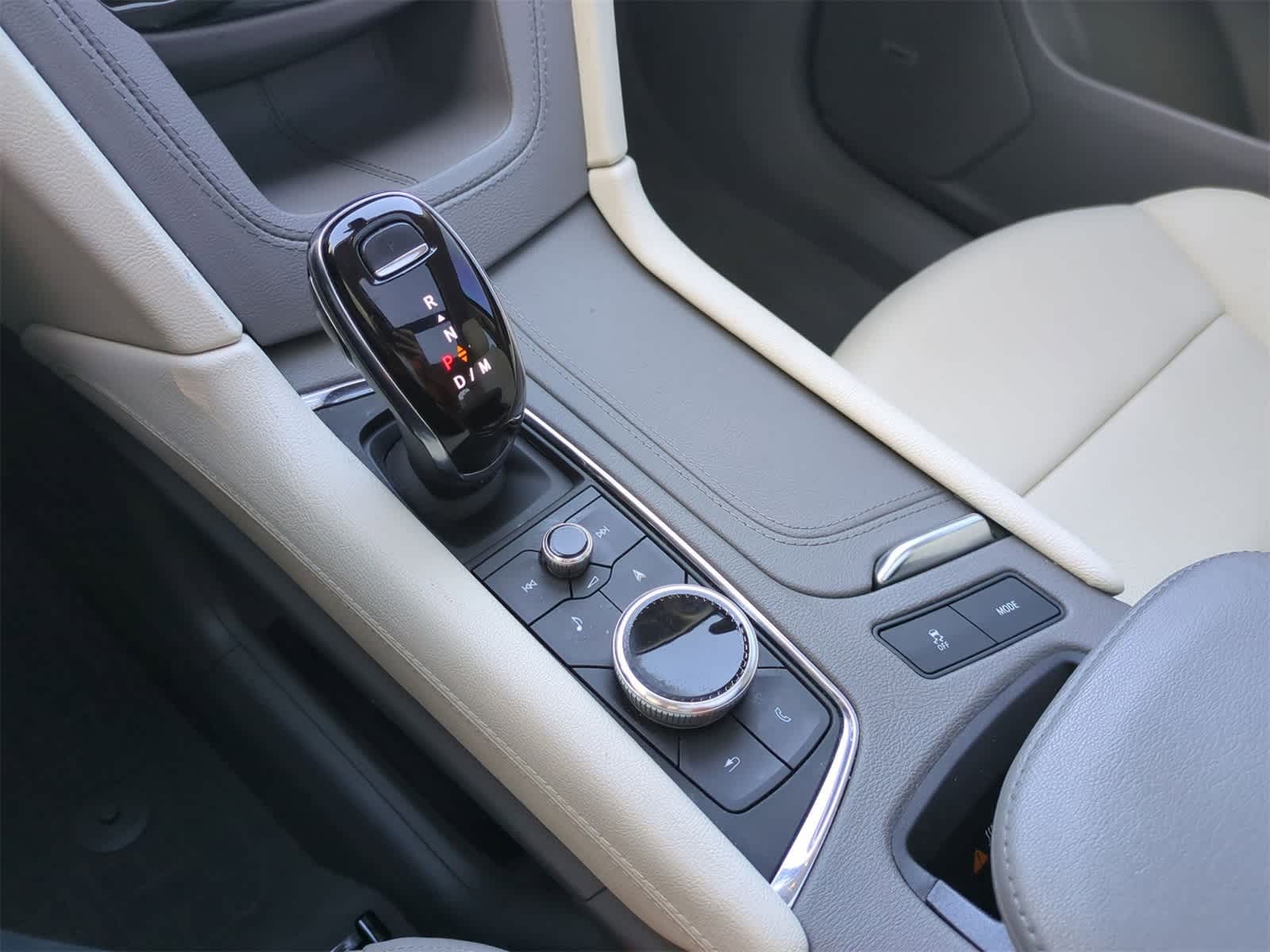 Thumbnail: 2022 Cadillac XT6 - 32