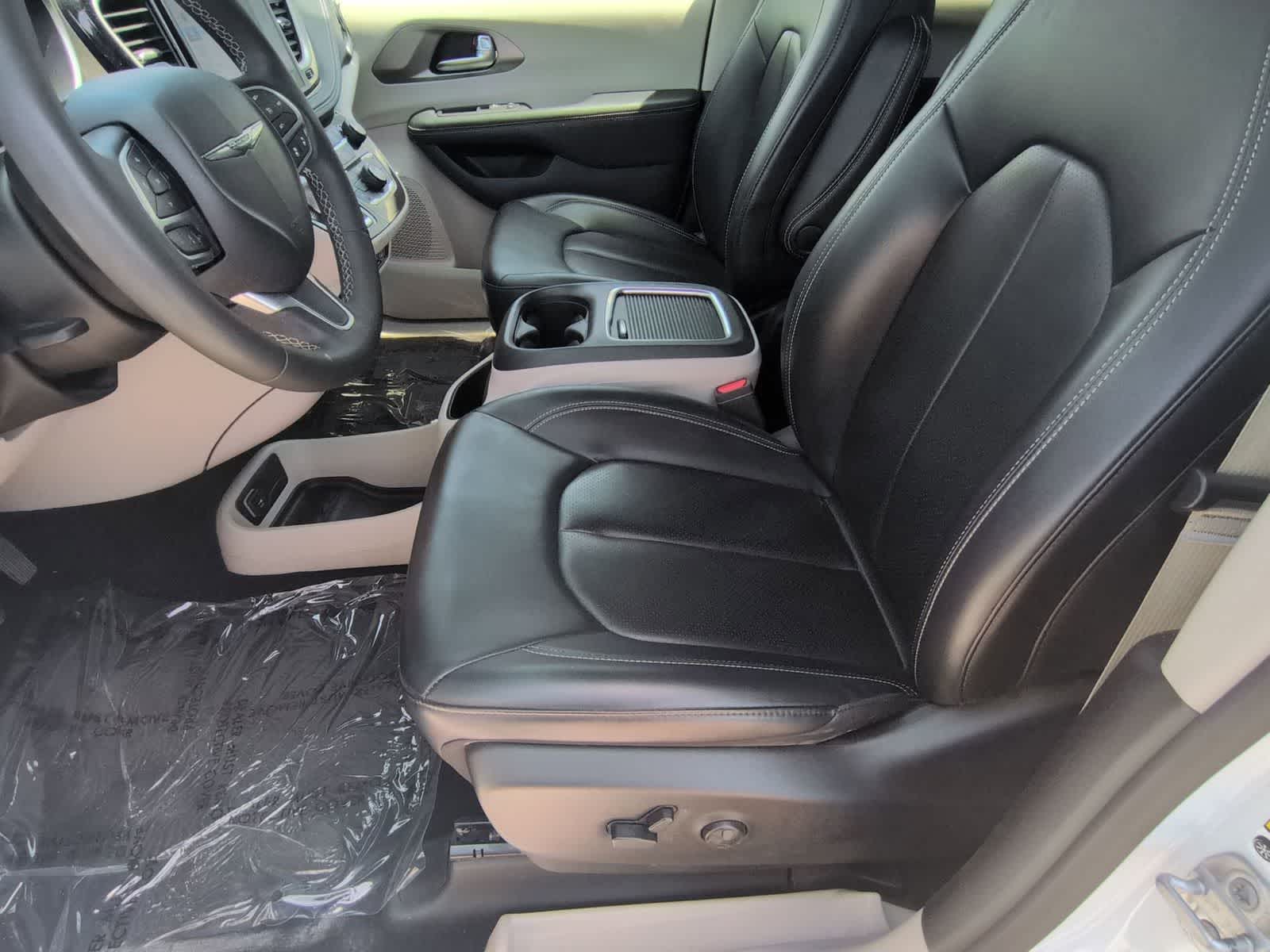 Thumbnail: 2023 Chrysler Pacifica - 17