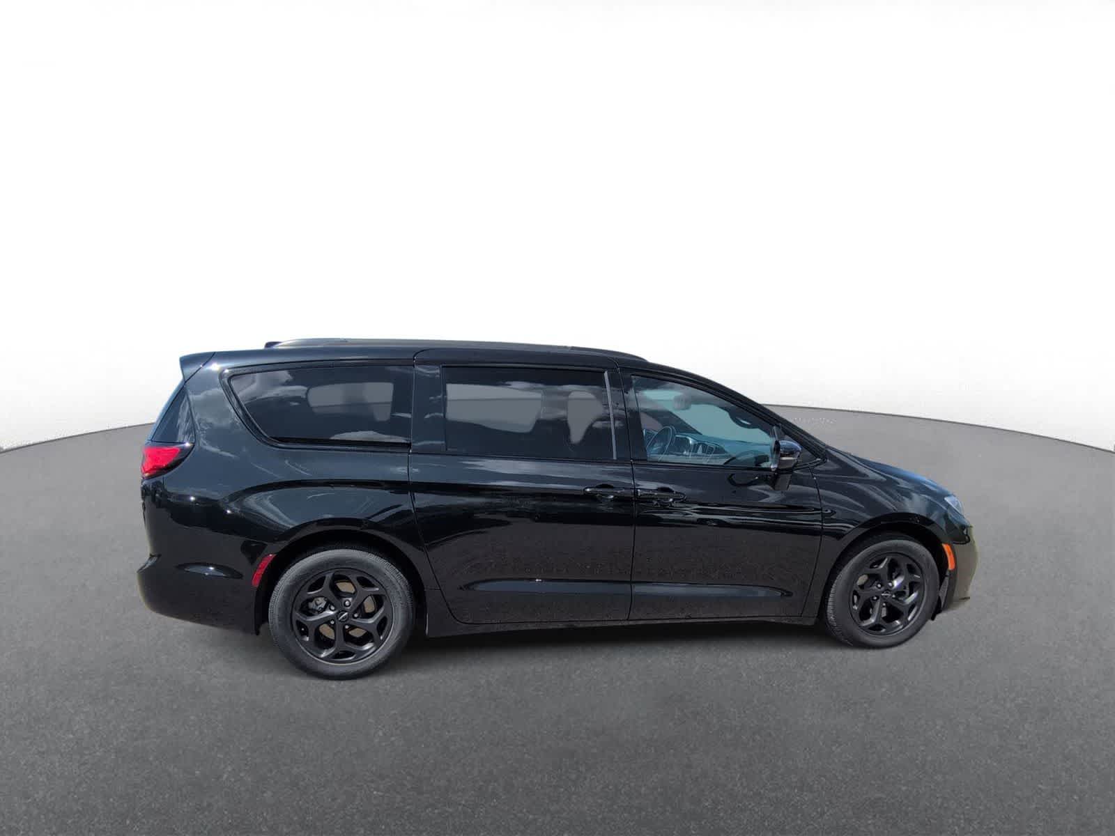 Thumbnail: 2021 Chrysler Pacifica - 9