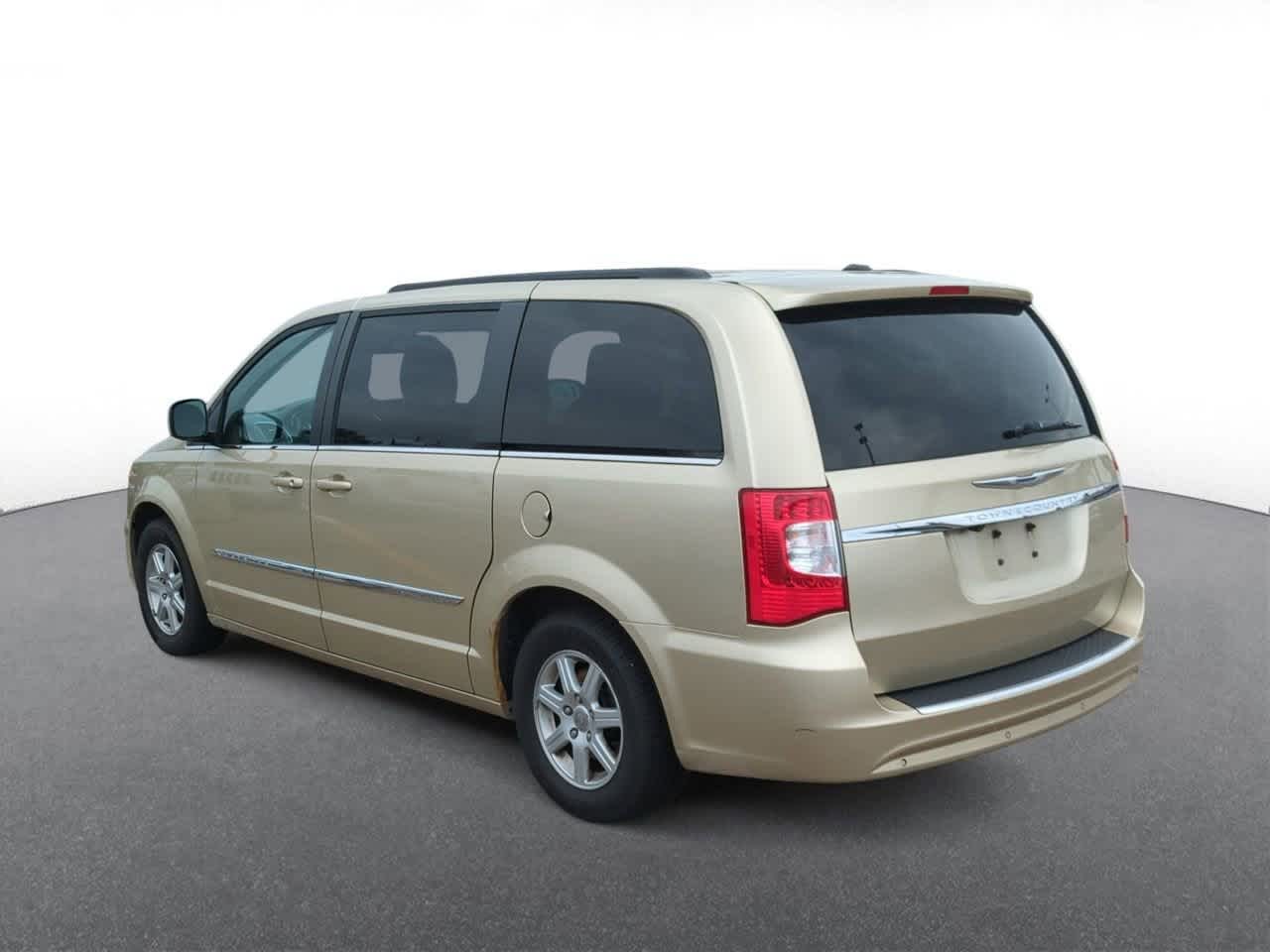 Thumbnail: 2011 Chrysler Town & Country - 6