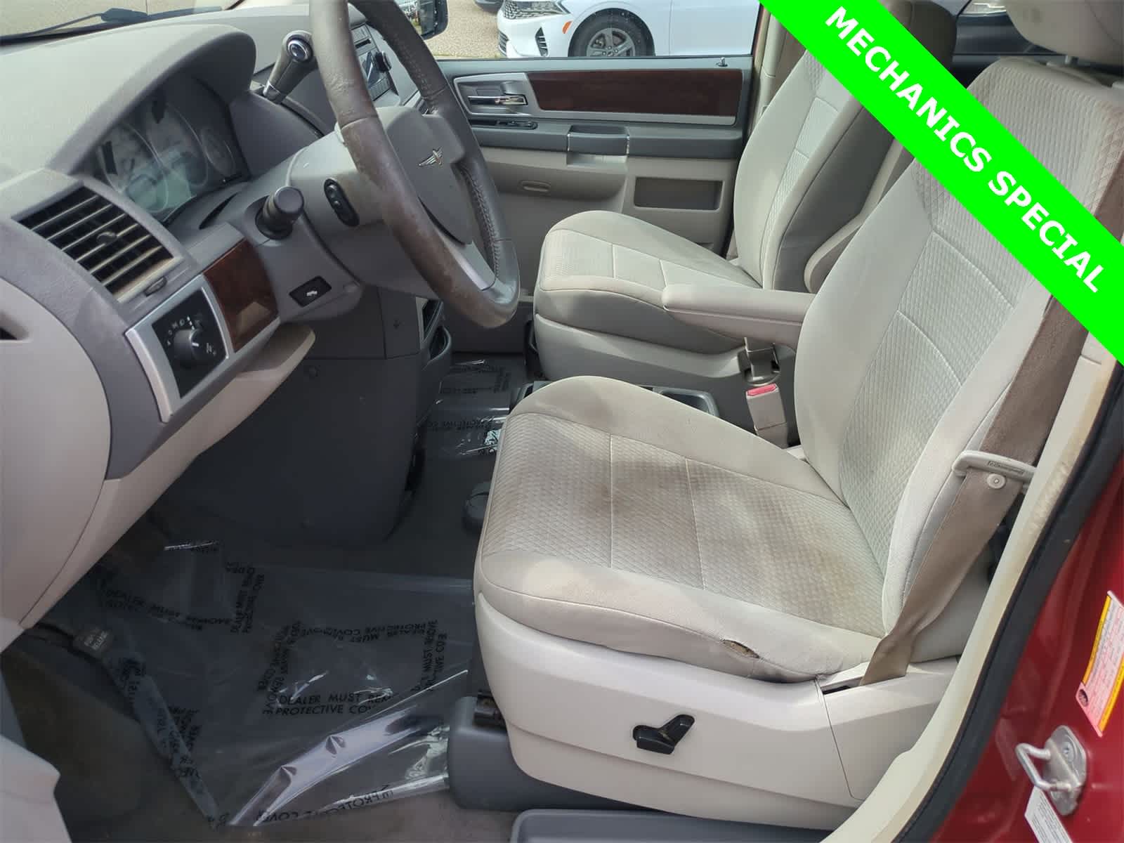 Thumbnail: 2009 Chrysler Town & Country - 15