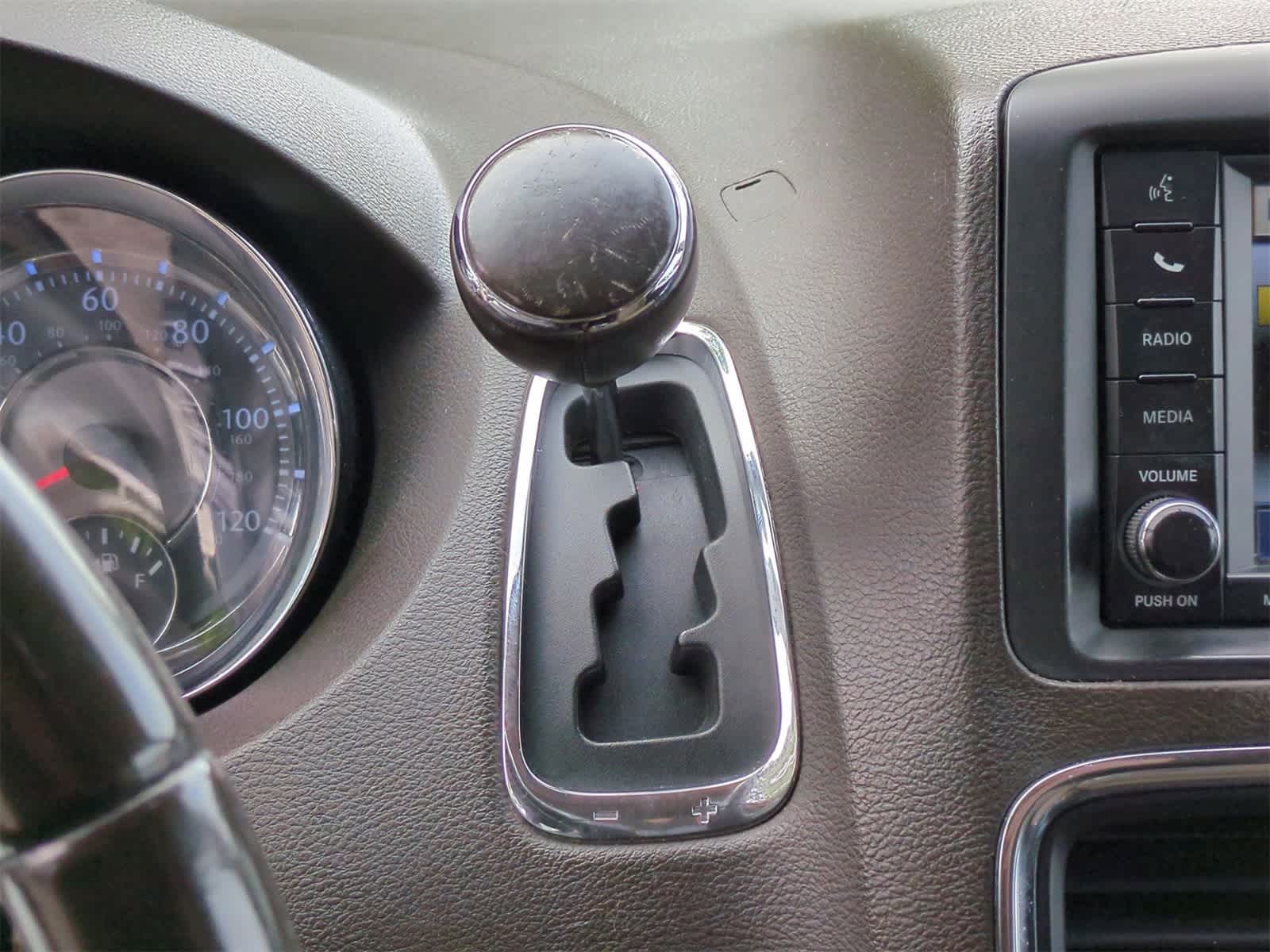 Thumbnail: 2011 Chrysler Town & Country - 25
