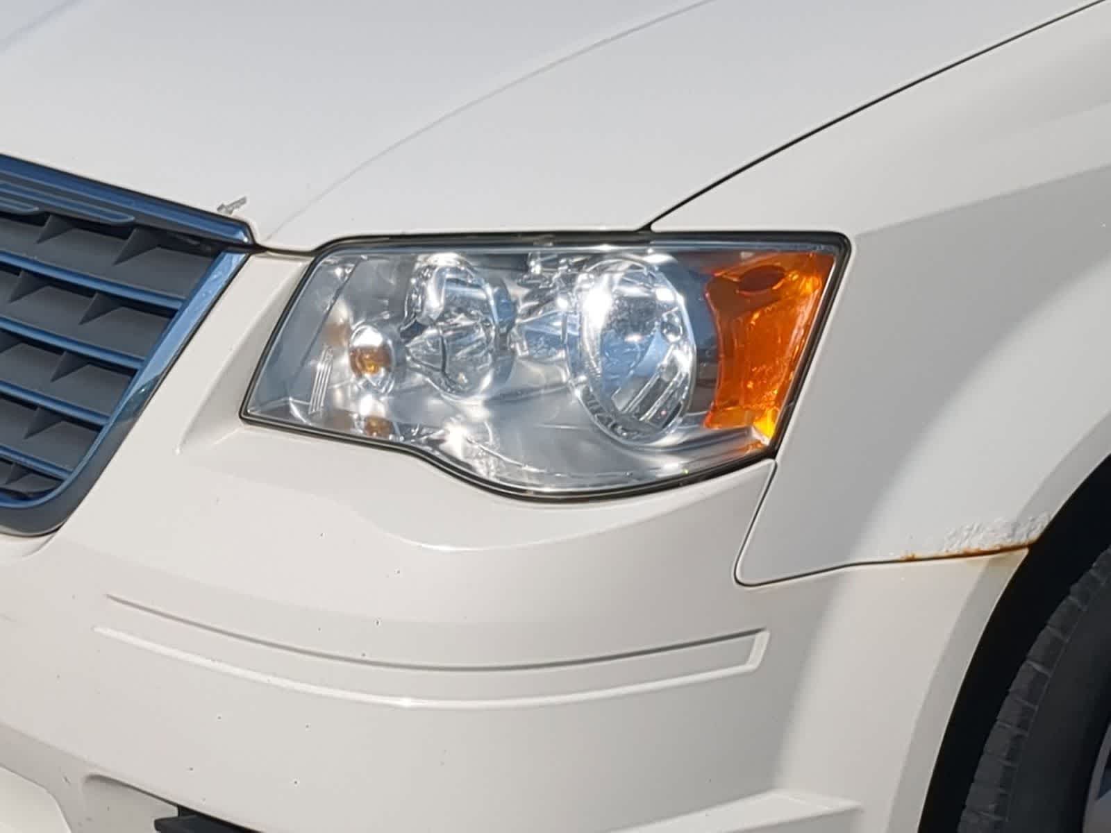 Thumbnail: 2010 Chrysler Town & Country - 11