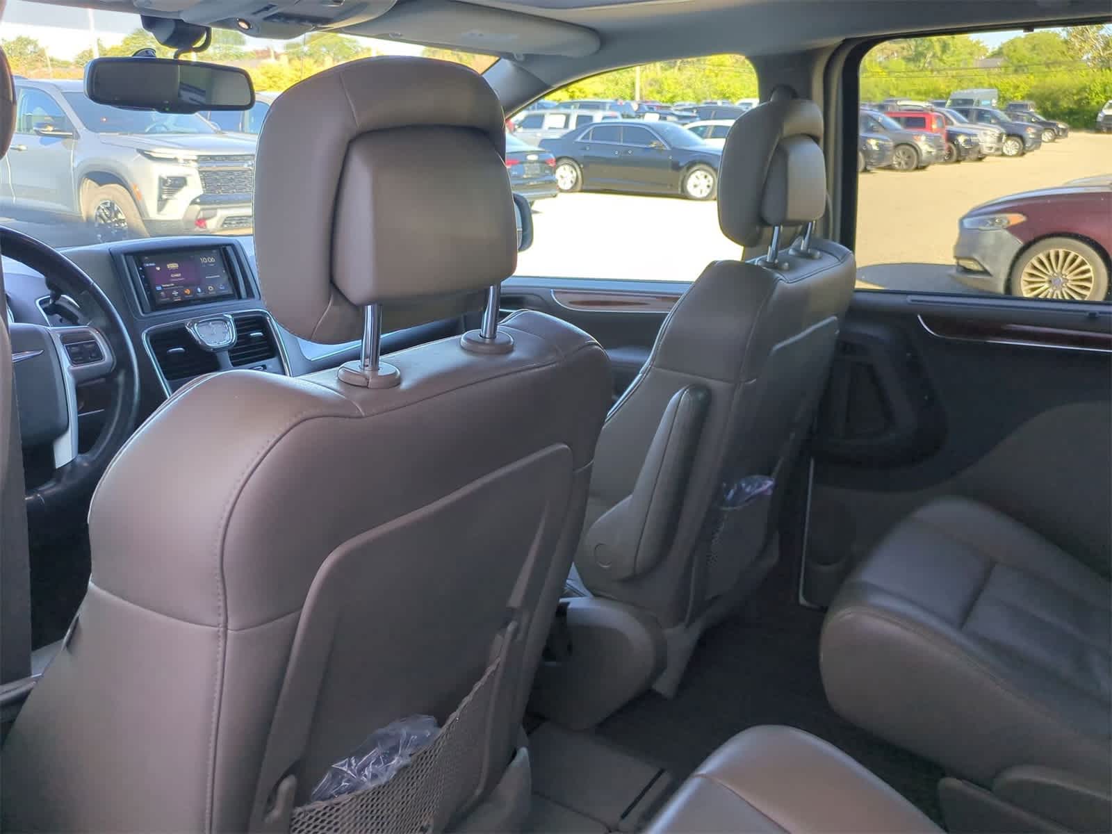 Thumbnail: 2011 Chrysler Town & Country - 17