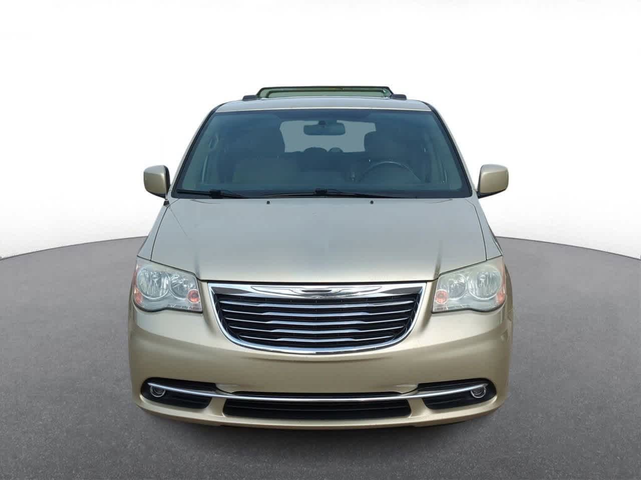 Thumbnail: 2011 Chrysler Town & Country - 3