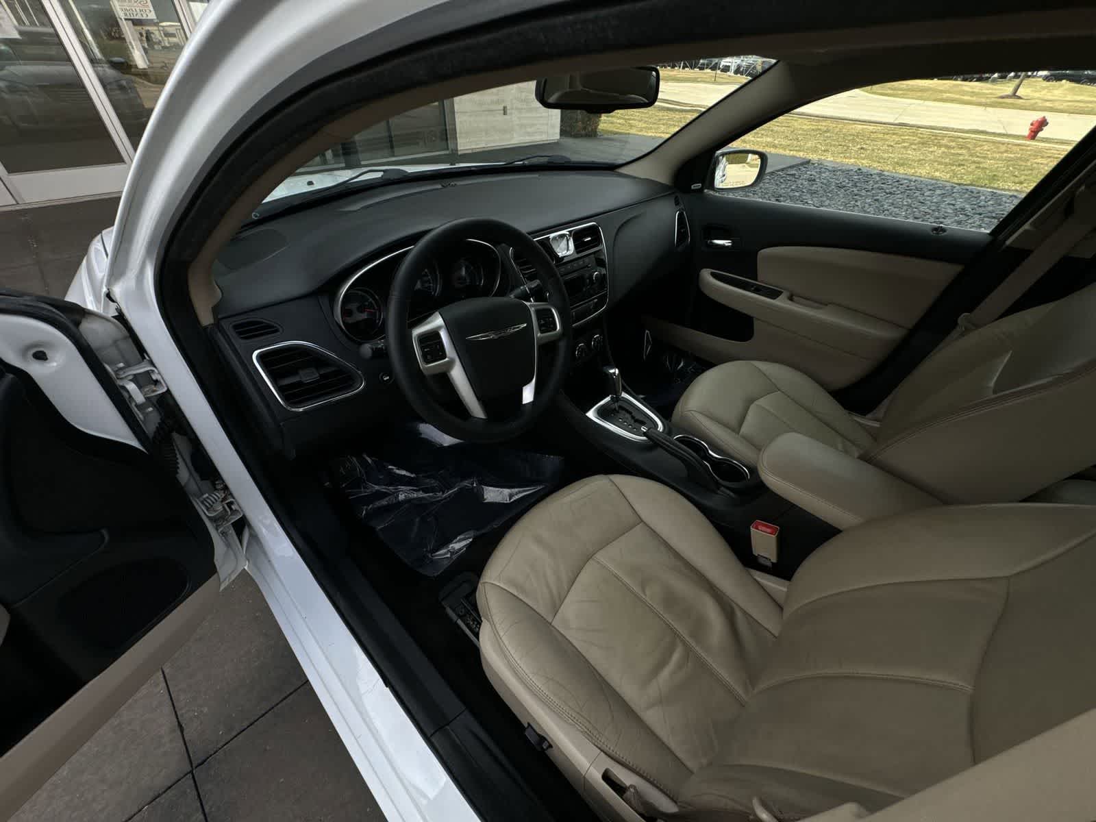 Thumbnail: 2013 Chrysler 200 - 10