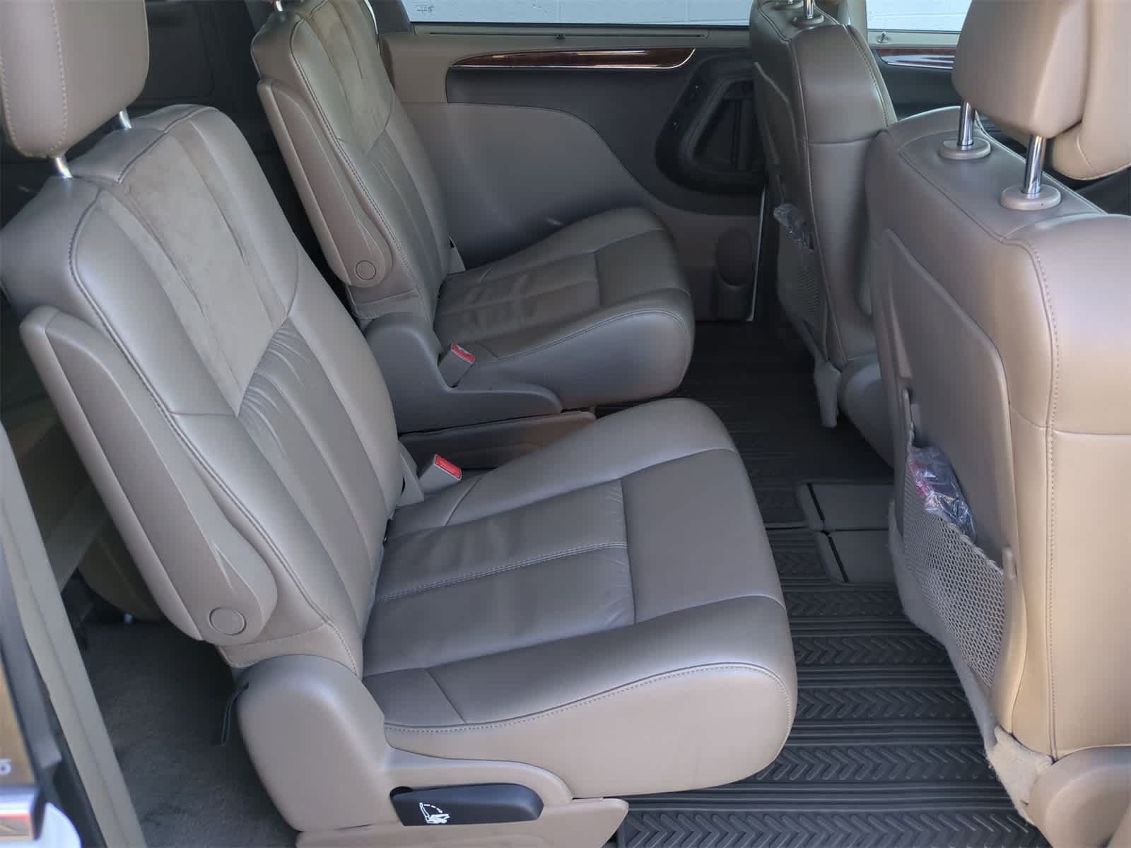 Thumbnail: 2011 Chrysler Town & Country - 20