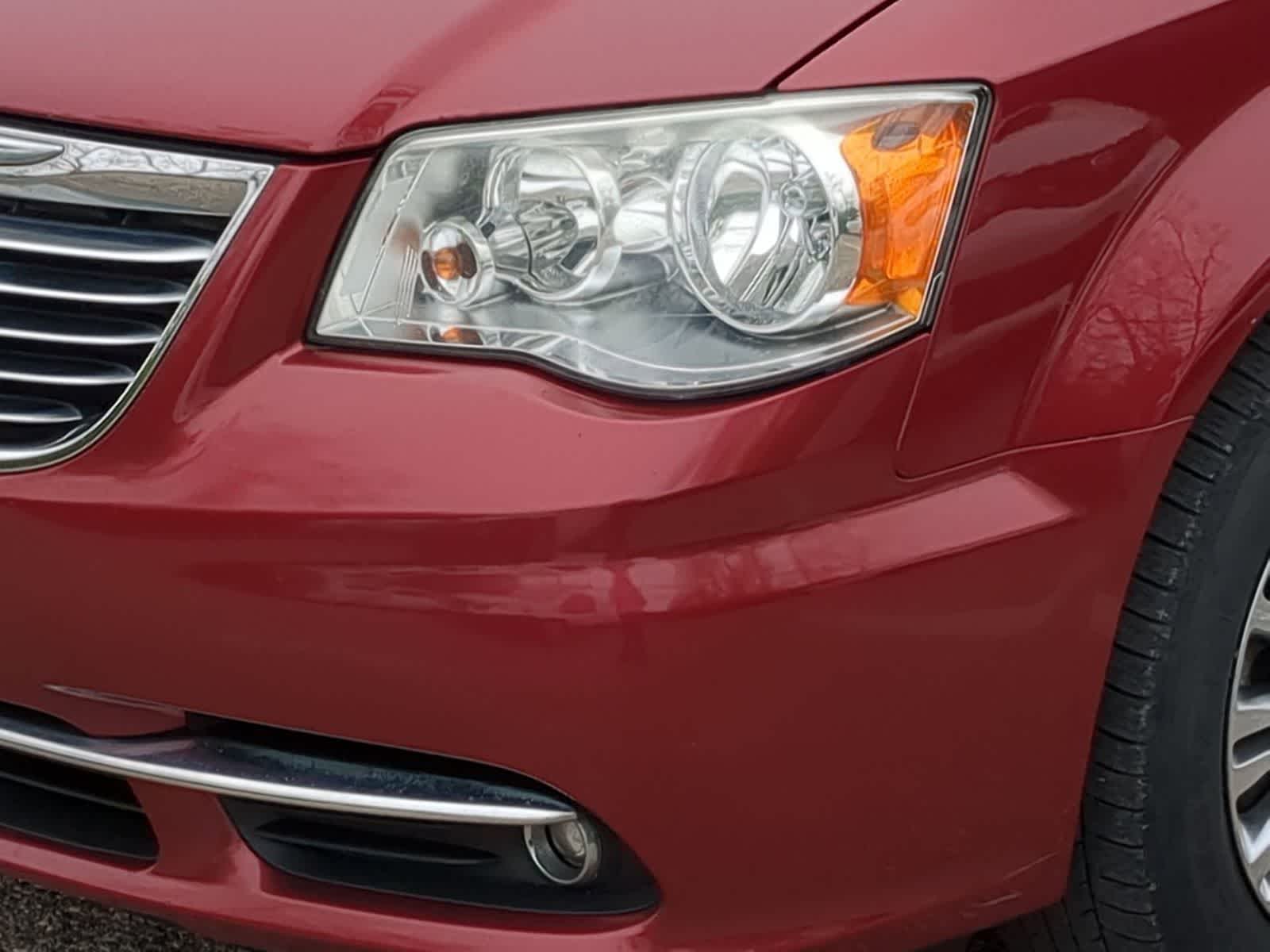 Thumbnail: 2013 Chrysler Town & Country - 11