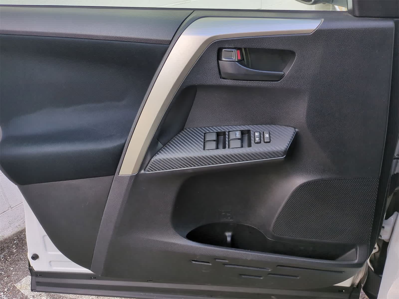 Thumbnail: 2015 Toyota RAV4 - 28