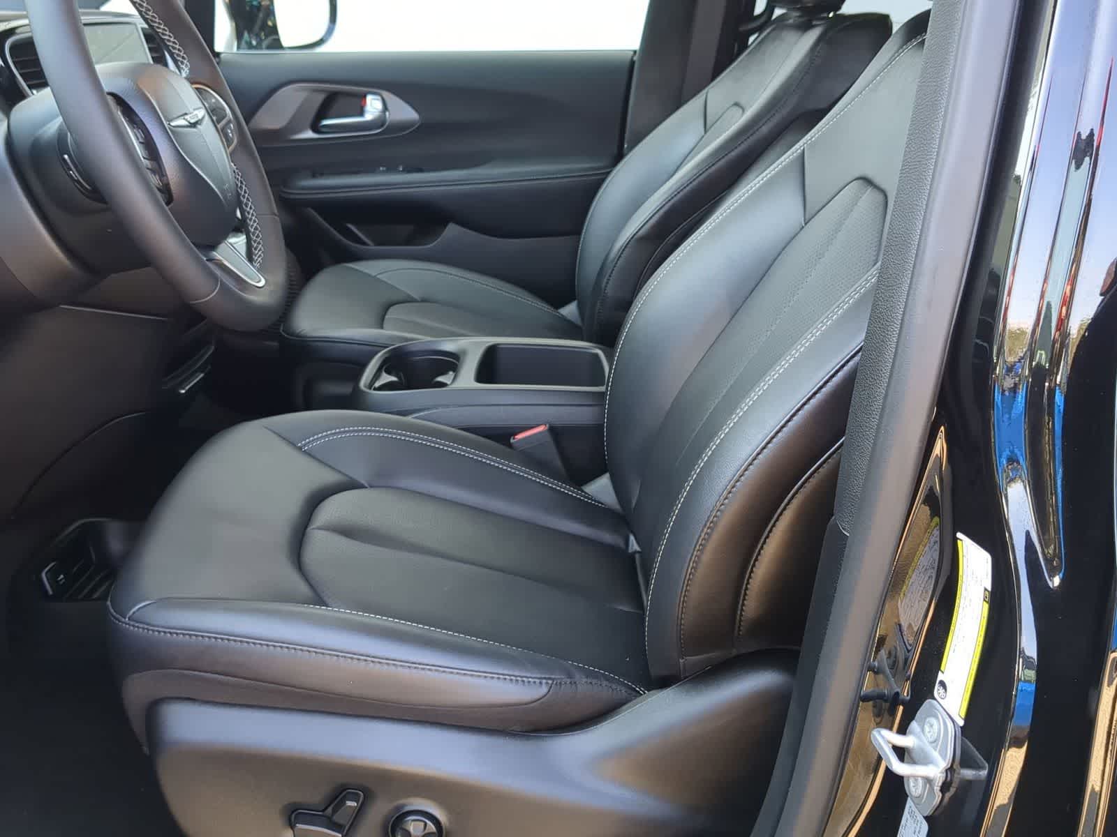 Thumbnail: 2025 Chrysler Voyager - 16