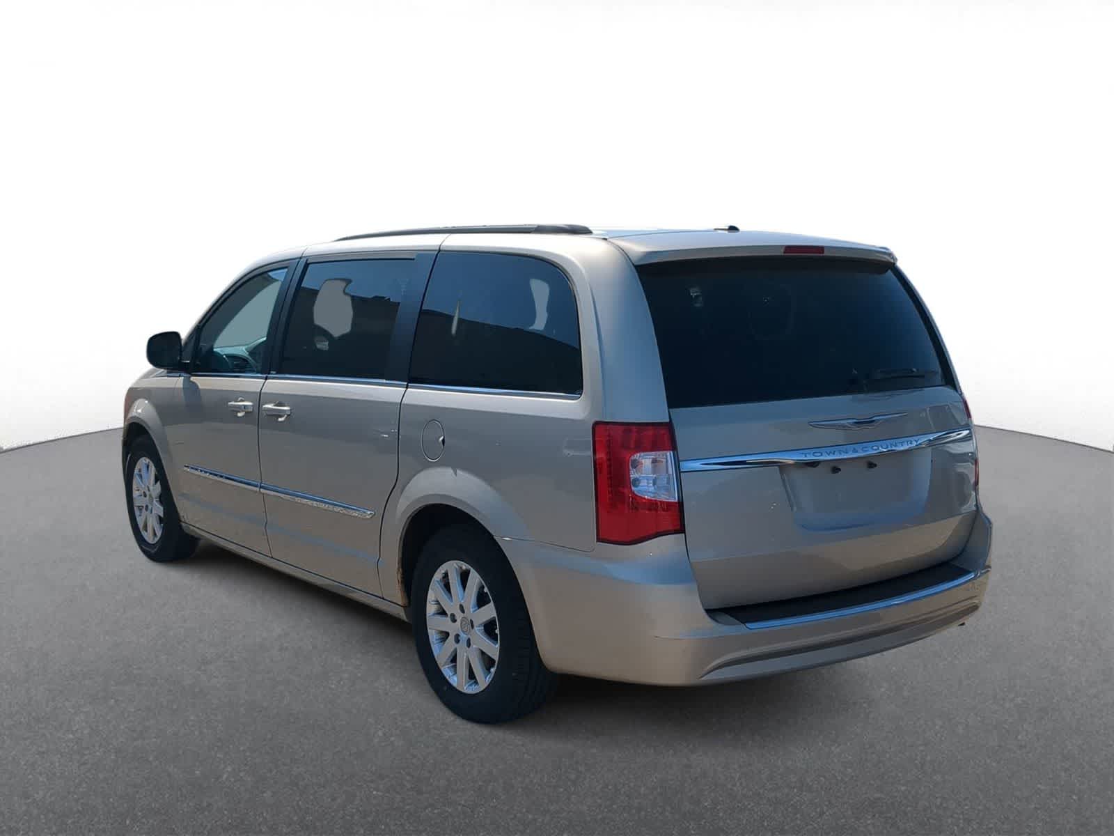 Thumbnail: 2013 Chrysler Town & Country - 6