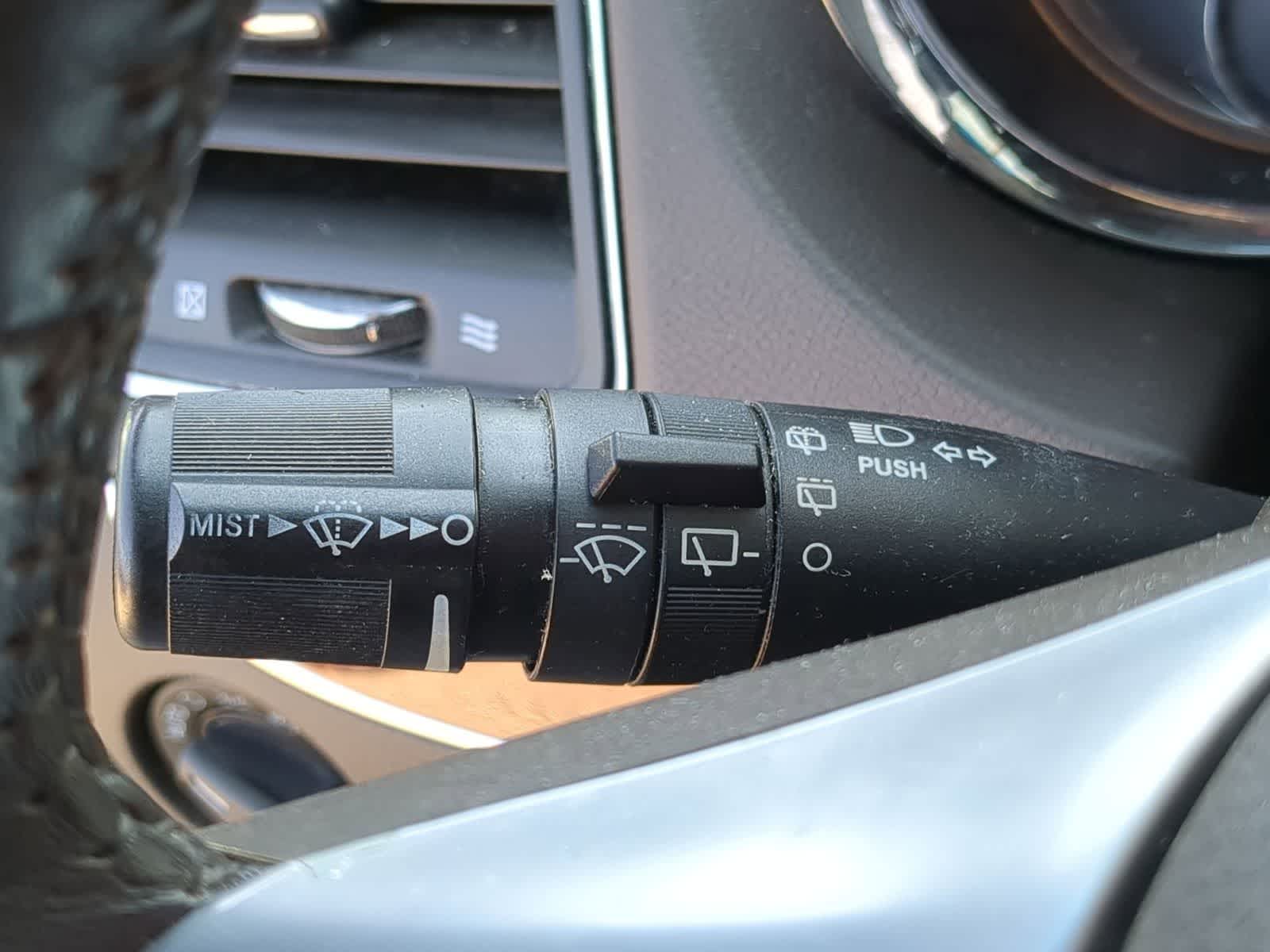 Thumbnail: 2013 Chrysler Town & Country - 25