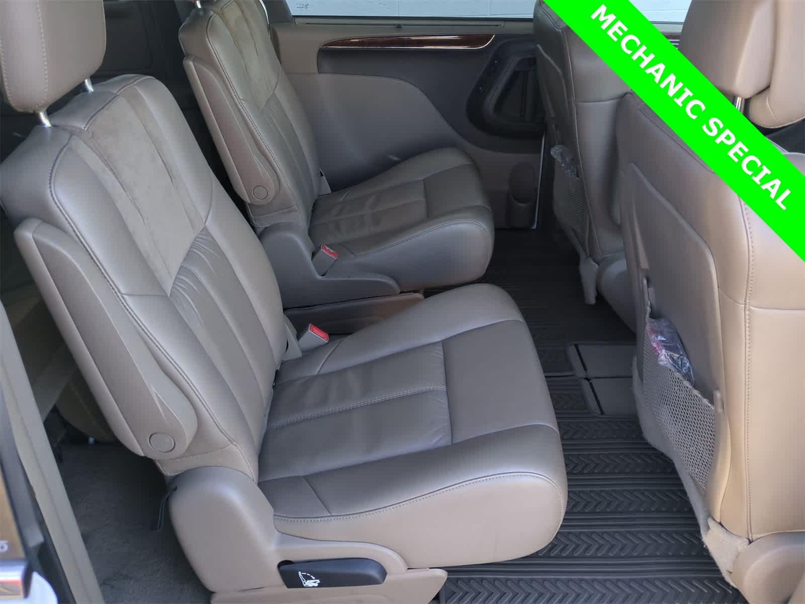 Thumbnail: 2011 Chrysler Town & Country - 20