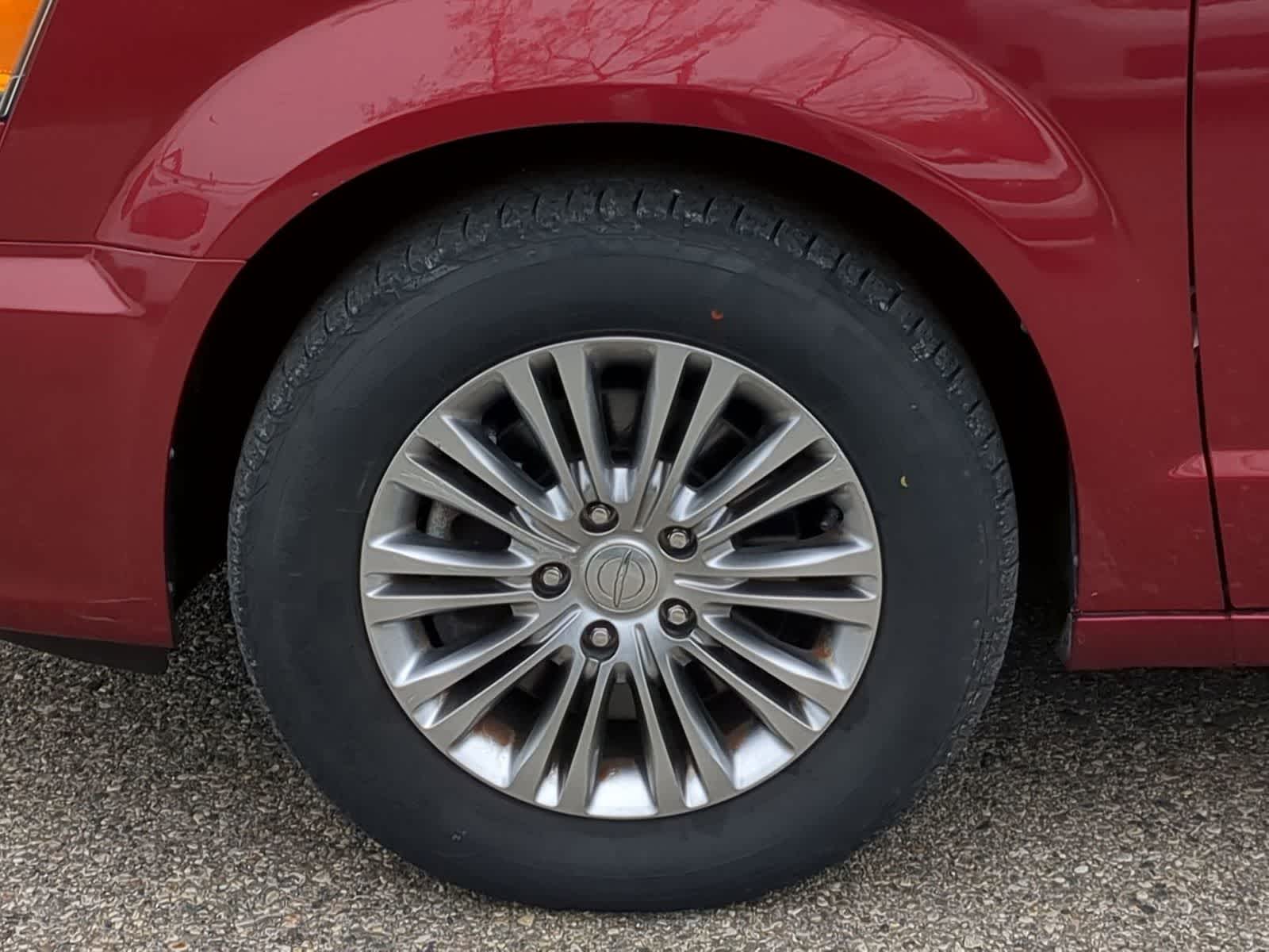 Thumbnail: 2013 Chrysler Town & Country - 14