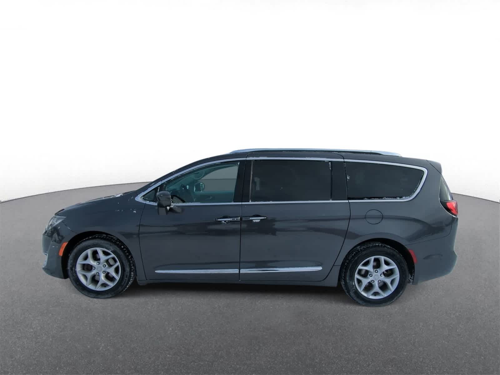 Thumbnail: 2017 Chrysler Pacifica - 5