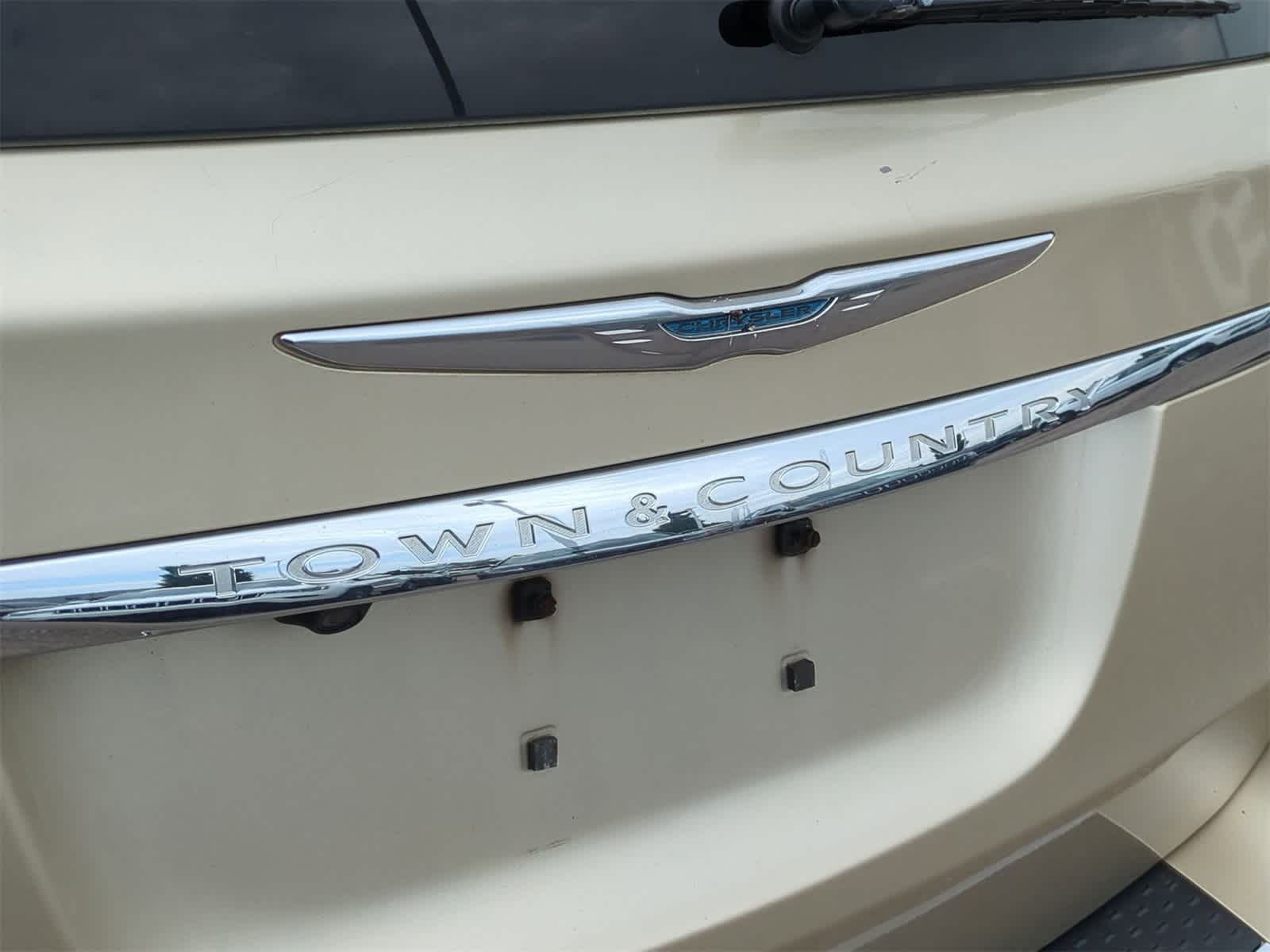 Thumbnail: 2011 Chrysler Town & Country - 11