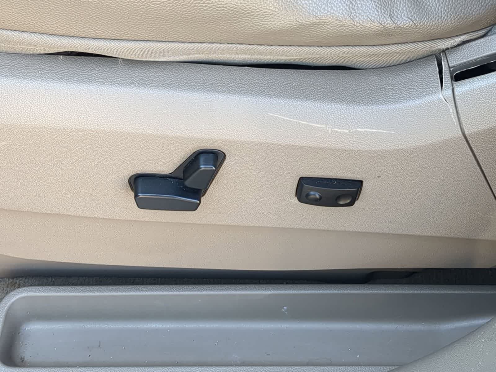 Thumbnail: 2013 Chrysler Town & Country - 17