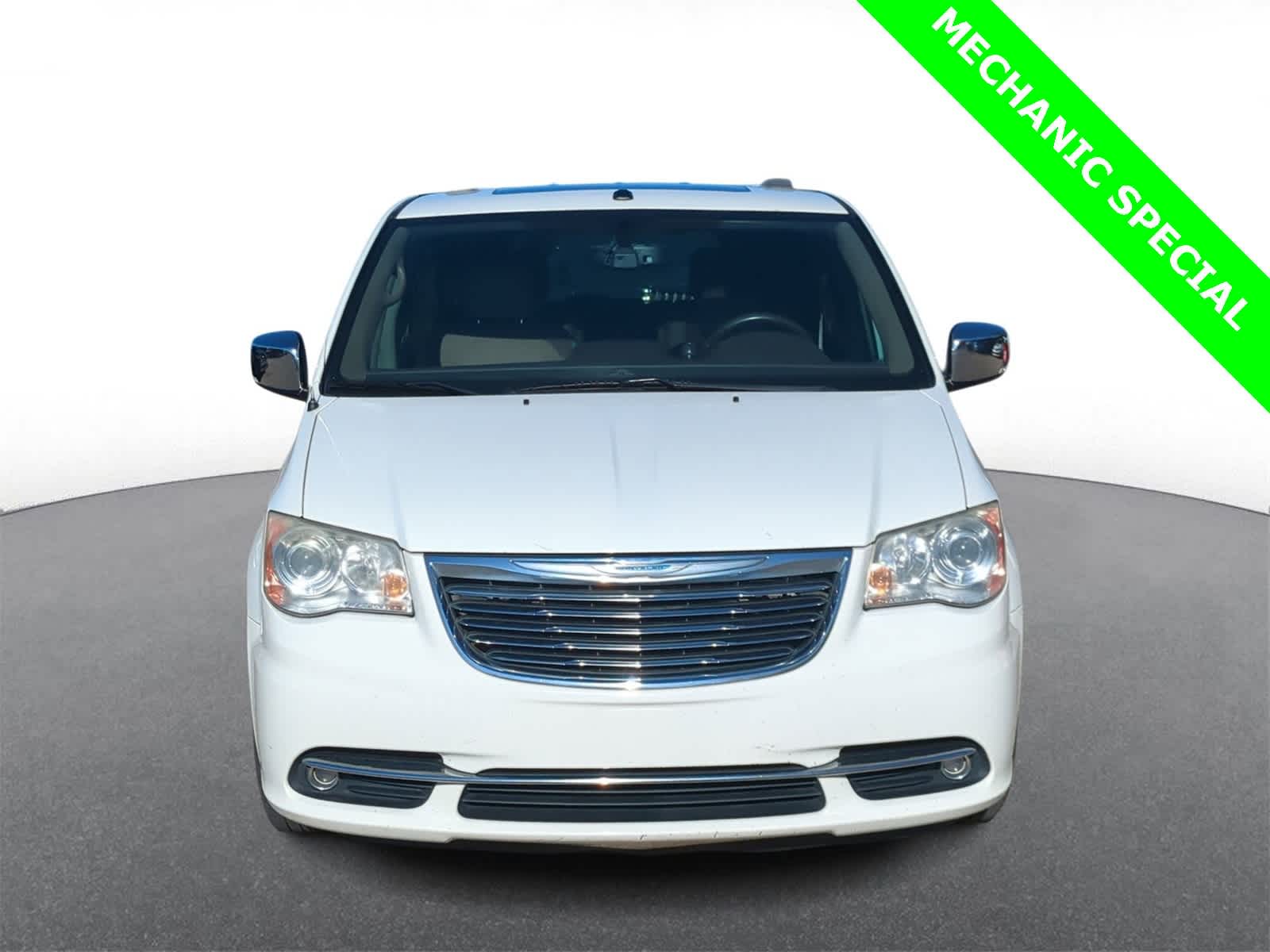 Thumbnail: 2011 Chrysler Town & Country - 3
