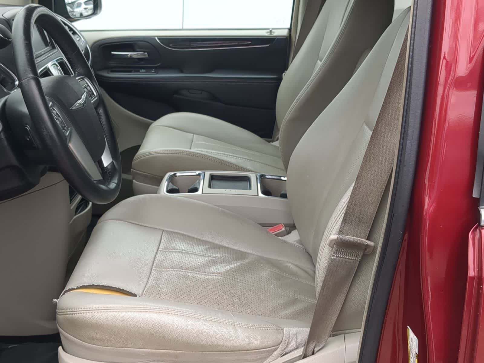 Thumbnail: 2013 Chrysler Town & Country - 16