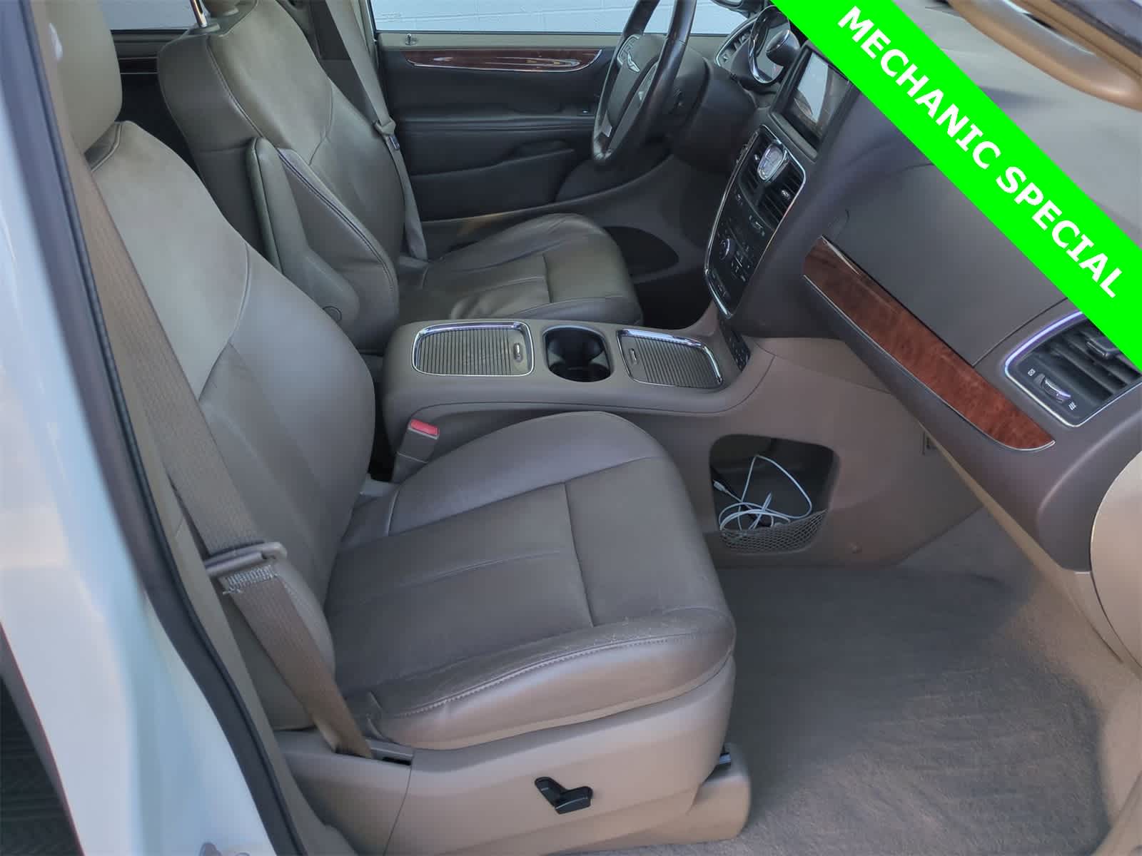 Thumbnail: 2011 Chrysler Town & Country - 21