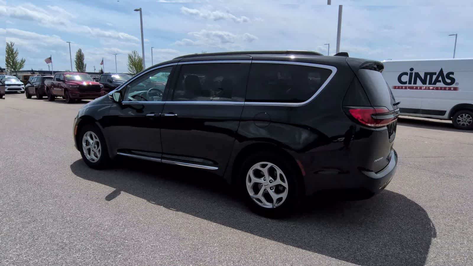 Thumbnail: 2023 Chrysler Pacifica - 6
