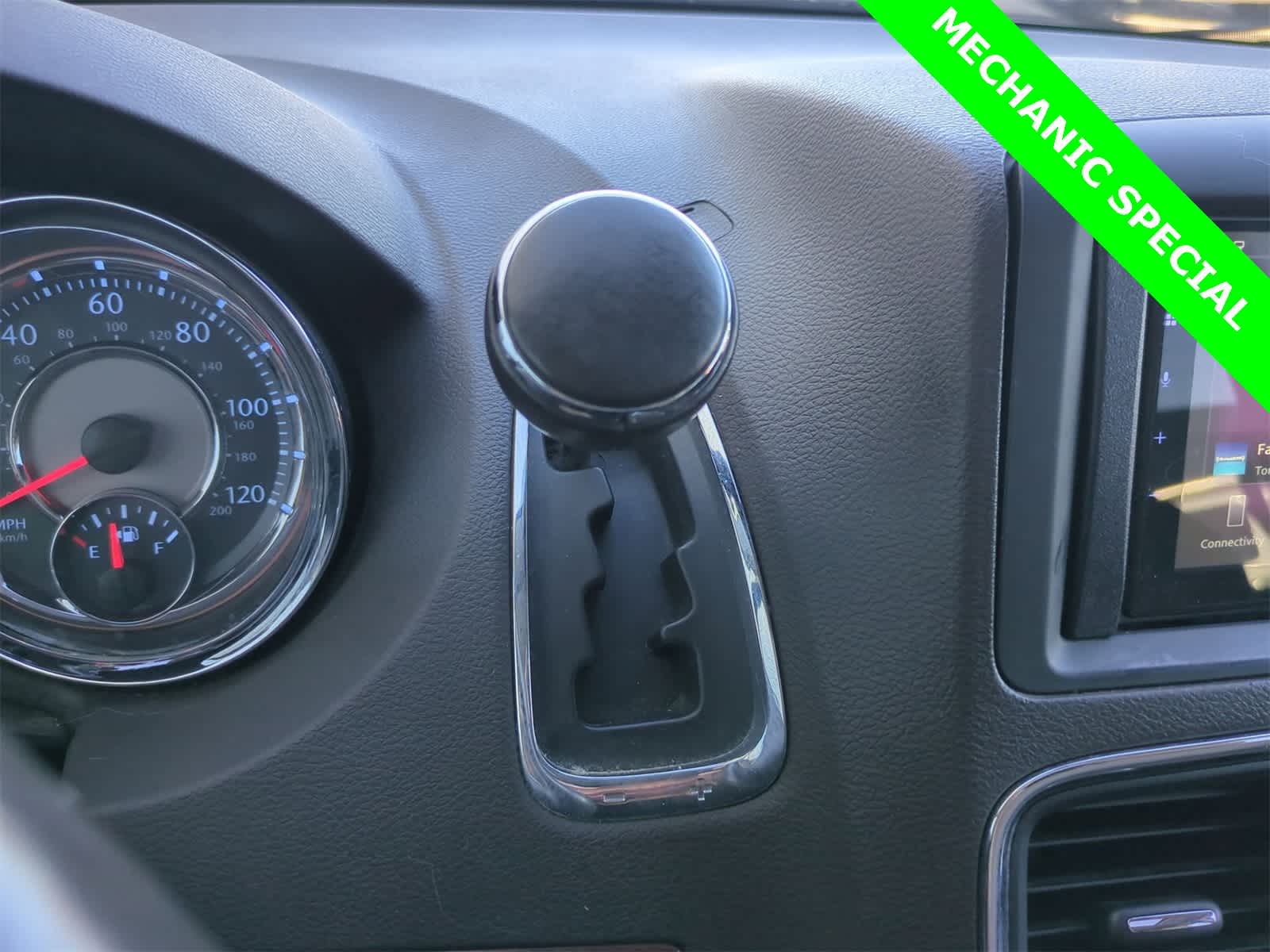 Thumbnail: 2011 Chrysler Town & Country - 31