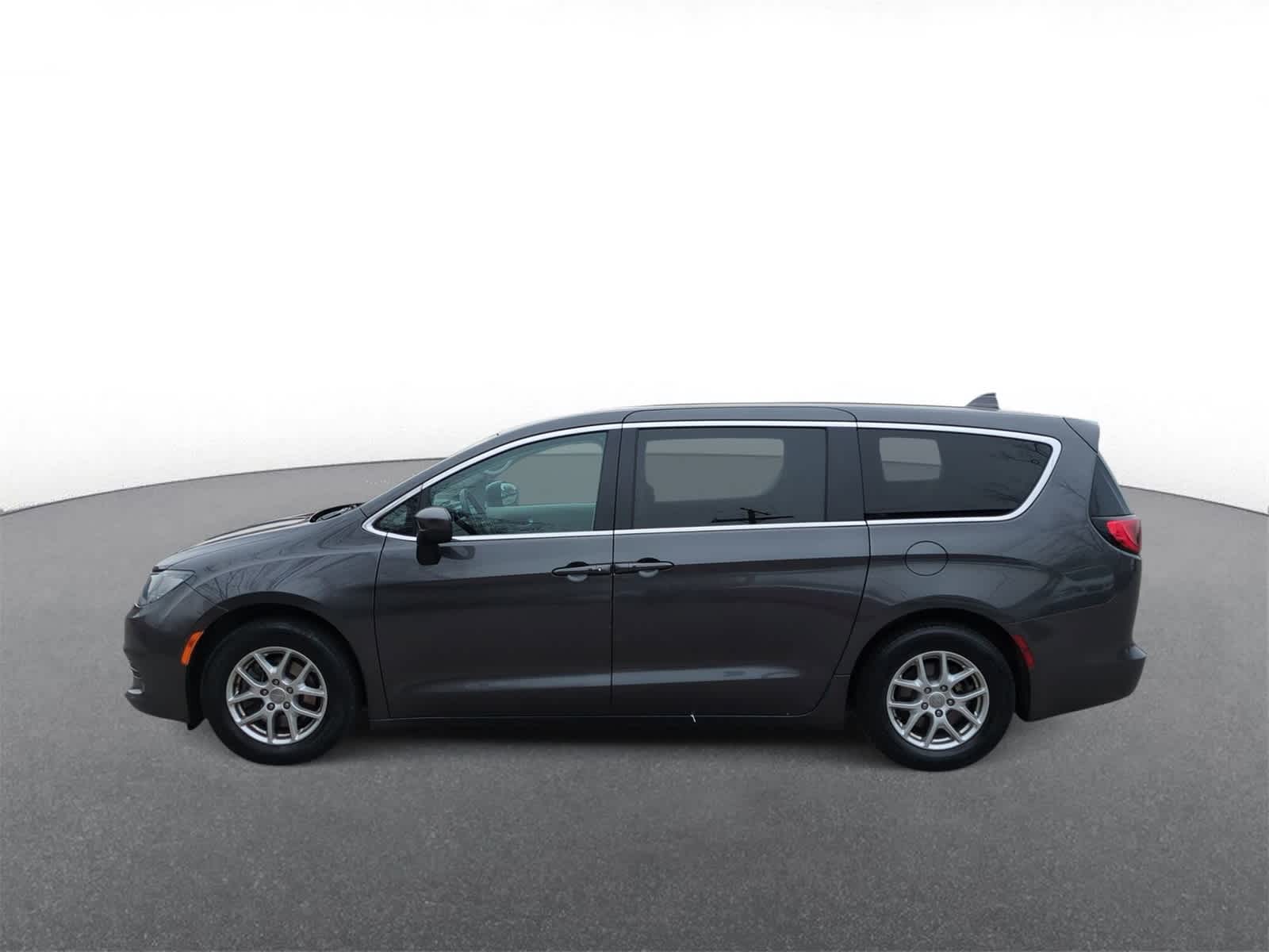 Thumbnail: 2017 Chrysler Pacifica - 5