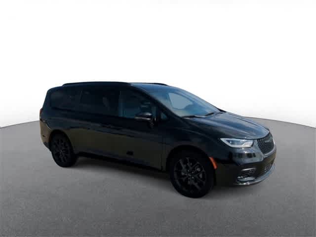 Used 2021 Chrysler Pacifica Limited with VIN 2C4RC3GG2MR566076 for sale in Troy, MI