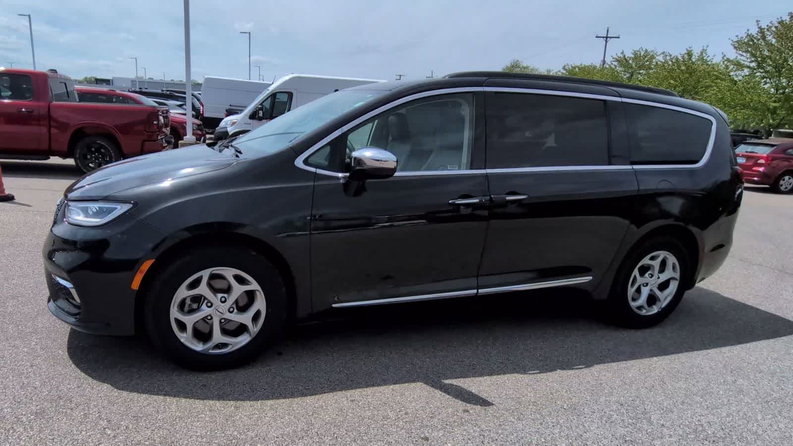 Thumbnail: 2023 Chrysler Pacifica - 4